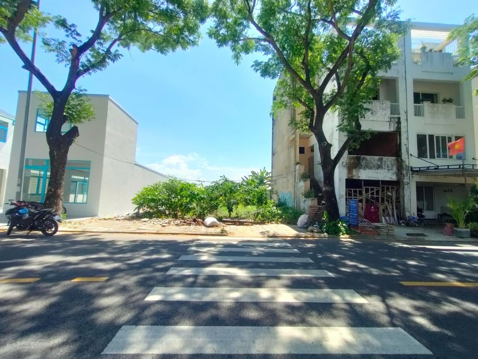 Chính chủ gửi bán lô shophouse FPT, trục đường chính vào cụm Đại Học, thoáng đẹp không cống trụ Chính chủ gửi bán lô shophouse FPT, trục đường chính vào cụm Đại Học, thoáng đẹp không cống trụ