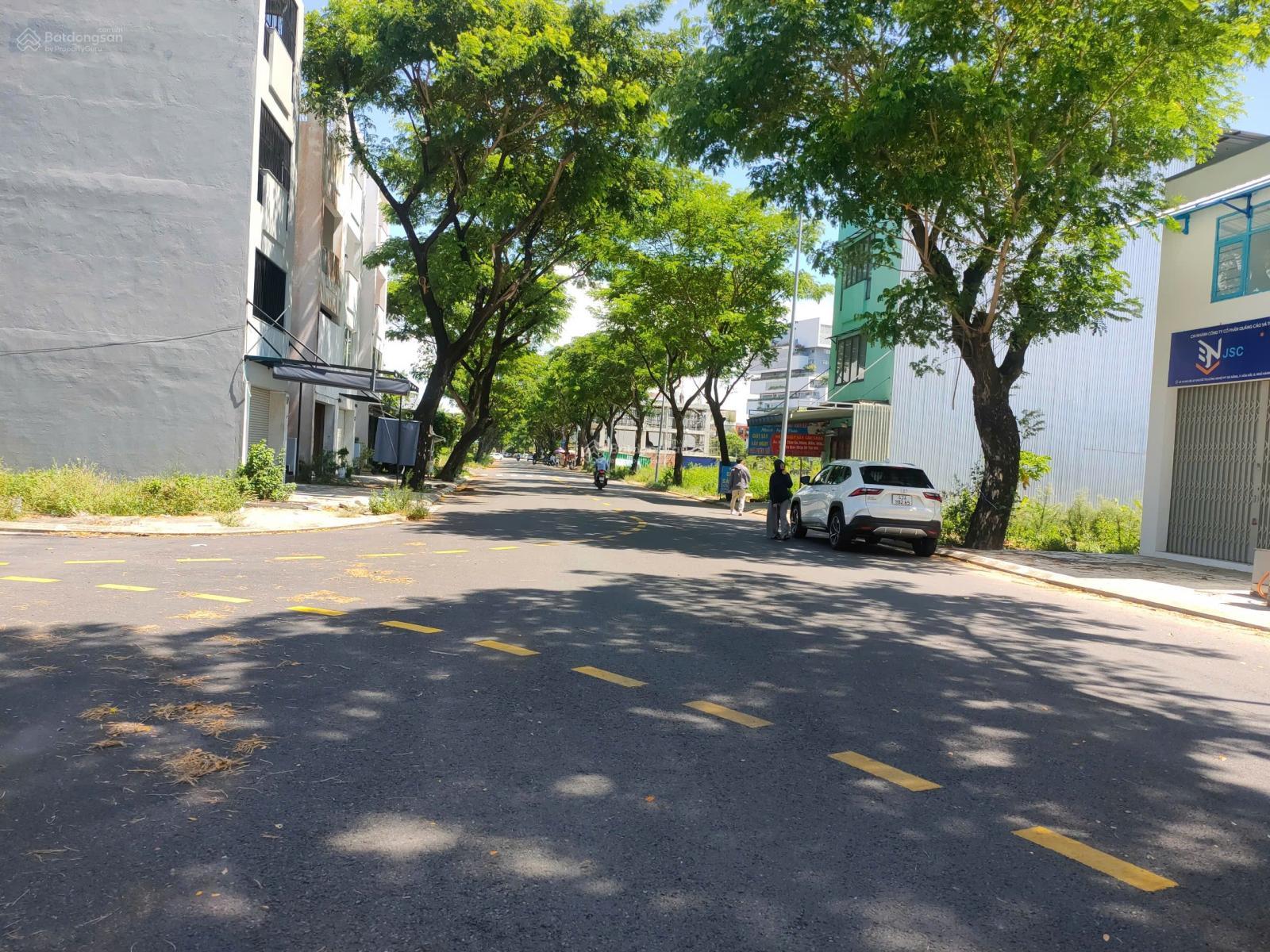 Chính chủ gửi bán lô shophouse FPT, trục đường chính vào cụm Đại Học, thoáng đẹp không cống trụ Chính chủ gửi bán lô shophouse FPT, trục đường chính vào cụm Đại Học, thoáng đẹp không cống trụ