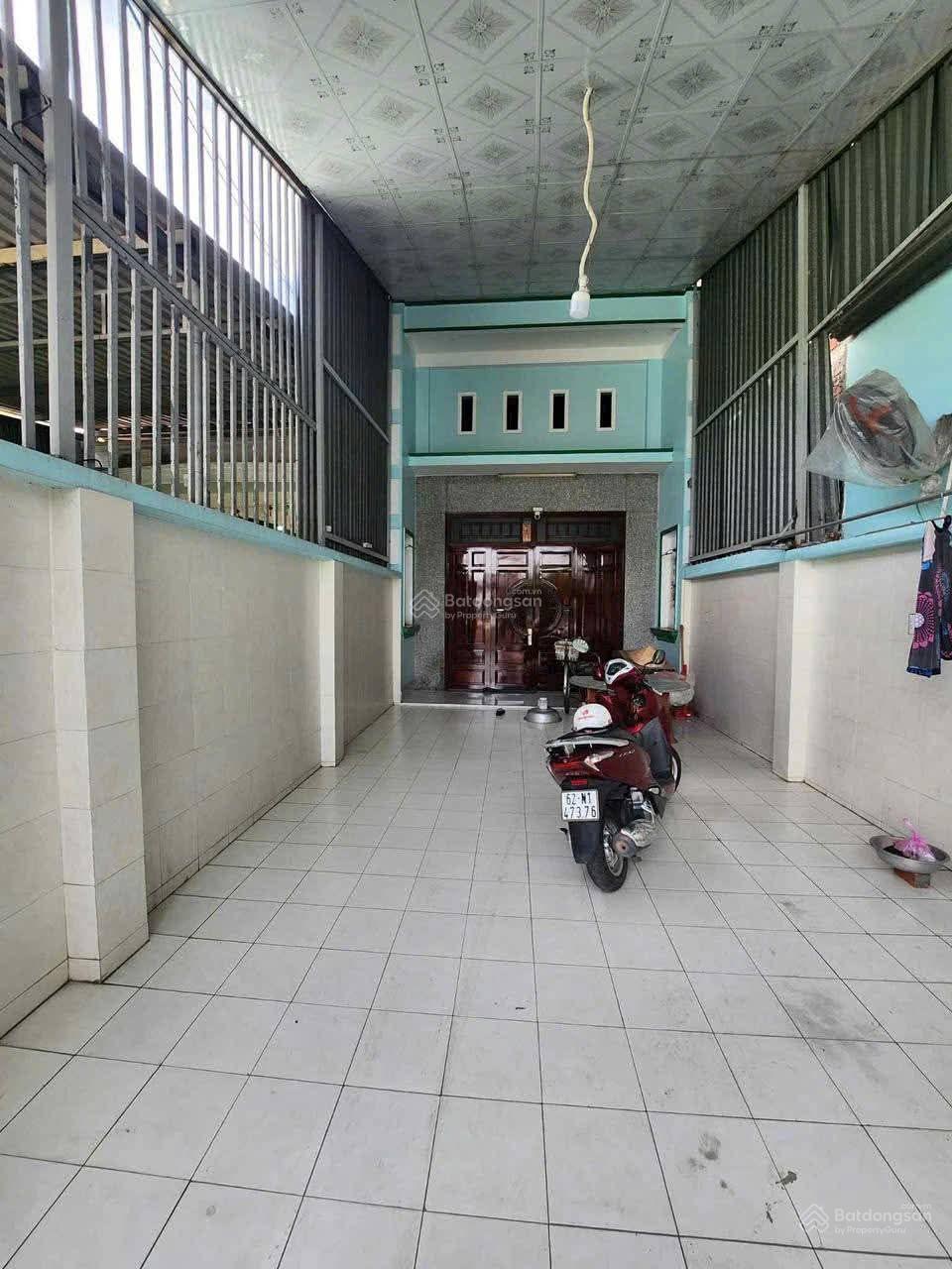 Chủ ngộp sâu ngân hàng phát mãi ngôi nhà diện tích lớn tại trung tâm thị trấn Bến Lức