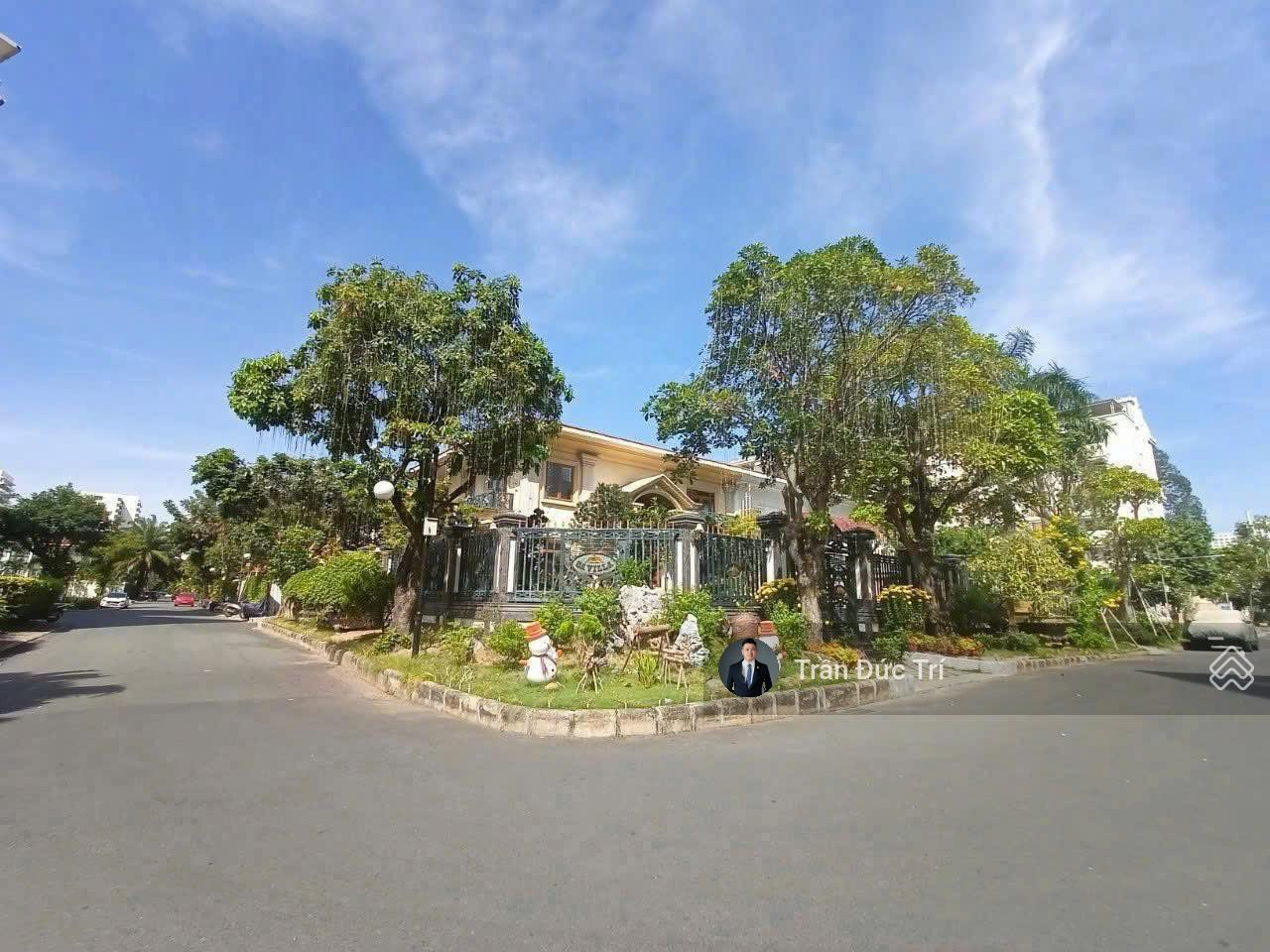 Bán biệt thự Mỹ Tú 2 Góc 2 mặt tiền, Tôn Dật Tiên, Tân Phong, Quận 7, 215 tỷ, 475m2, đẹp