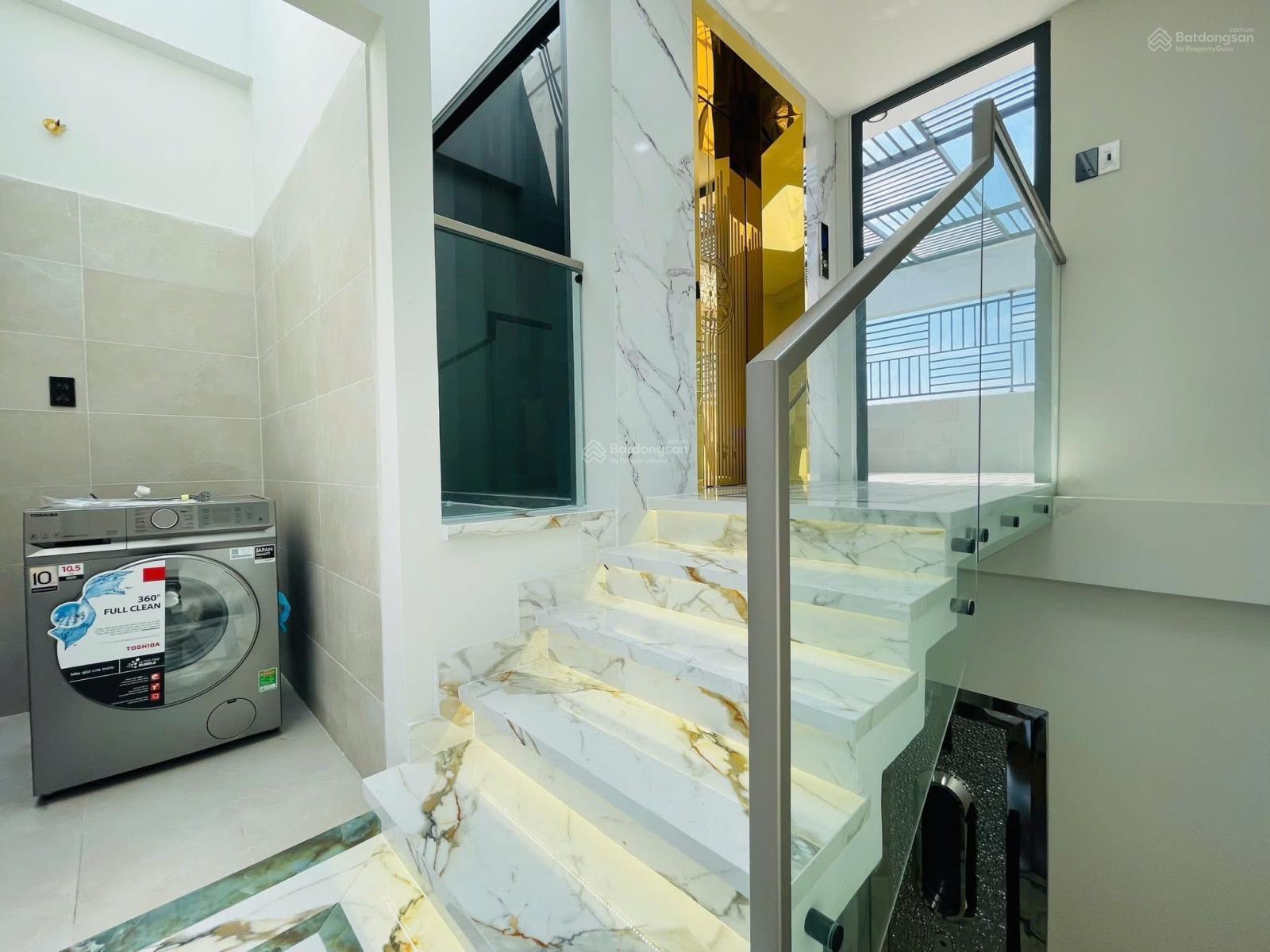 Tôi cần bán gấp nhà đường oto Trương Định-P.VTS-Q1. Giá 4tỷ650/79m2,cho thuê 28tr/th gần CV Tao Đàn