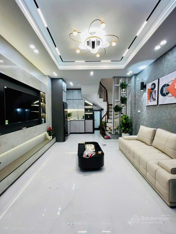 Nhà mới phố Dương Văn Bé - ngõ nông - gần phố - ô tô 10m - ngõ thông sang Time City - 5,99 tỷ