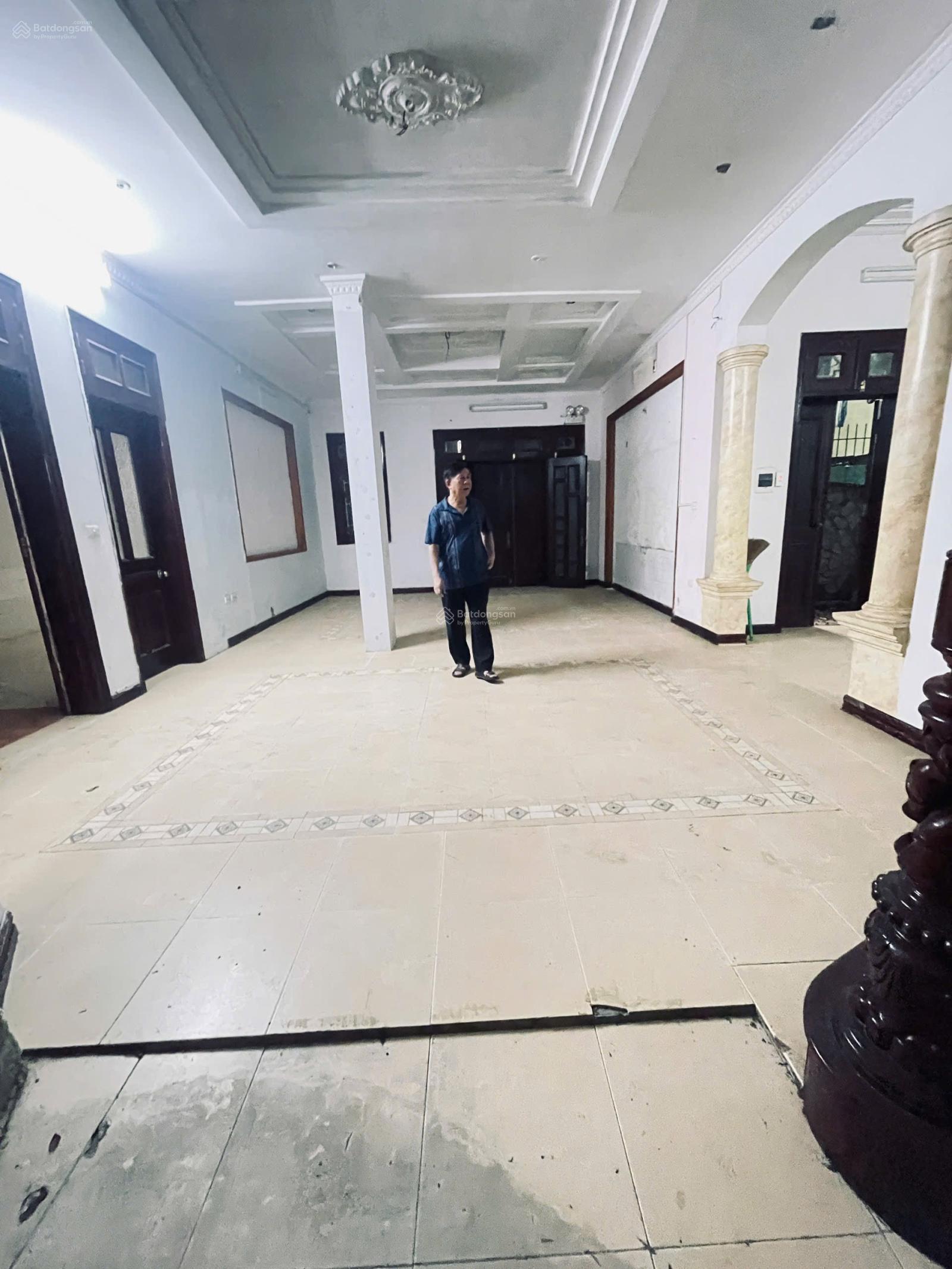 CC Mời thuê Bt Văn Cao-giáp Hồ Tây 170m2x4,5t Oto sân vườn.