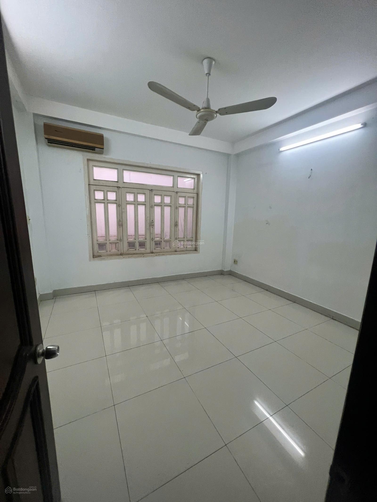 Cần cho thuê nhà hẻm KD sầm uất, nằm ngay cổng sau trường đại học Hutech