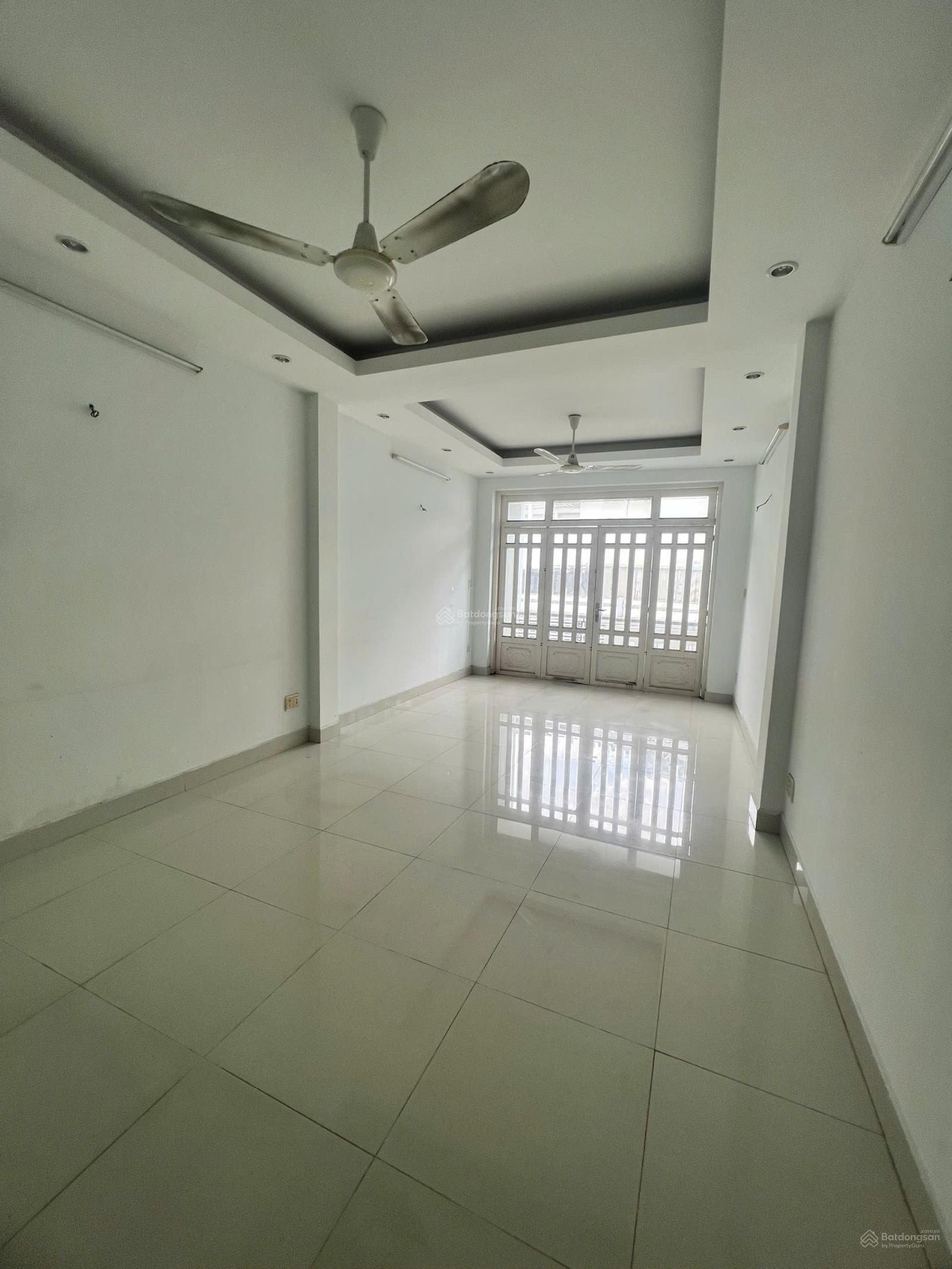 Cần cho thuê nhà hẻm KD sầm uất, nằm ngay cổng sau trường đại học Hutech