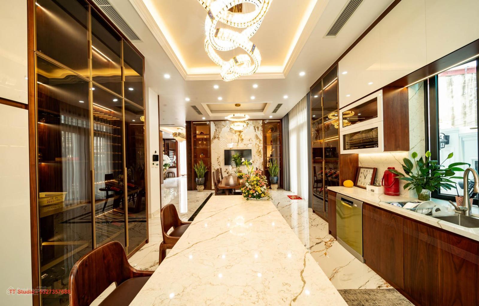 Chính chủ bán gấp nhà mặt ngõ Trần Nhật Duật giá 33.5 tỷ, 120m2x5T, MT 8m