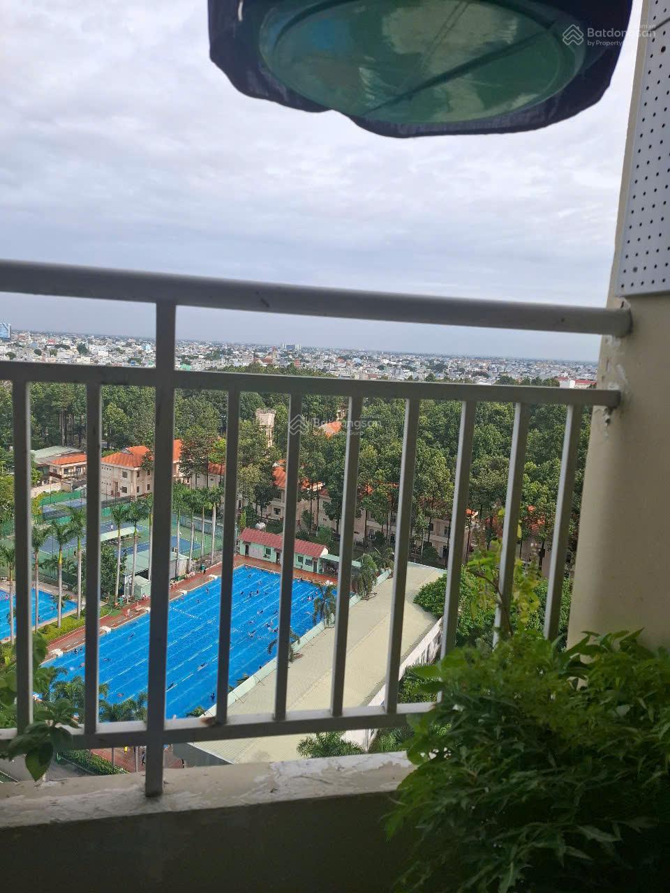 Bán CH Tô Ký Tower Q12, 61m2, 2PN-2WC, có sổ, ban công view hồ bơi, nội thất, giá 2tỷ5 thương lượng