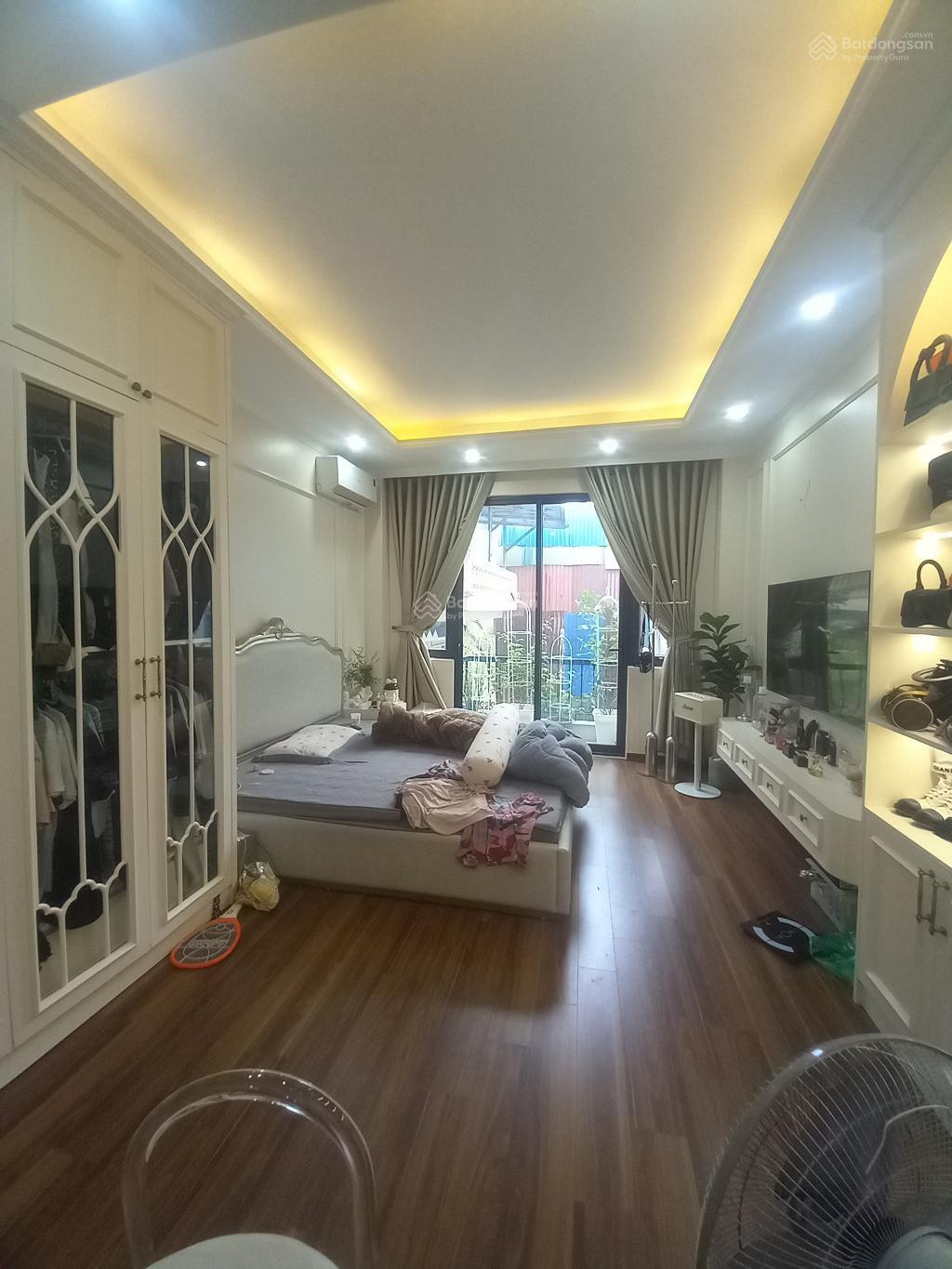 Bán nhà gần Cầu Vĩnh Tuy 52 m2 5 tầng mt 5m 7,68 tỷ Thang máy, oto thông , vào nhà