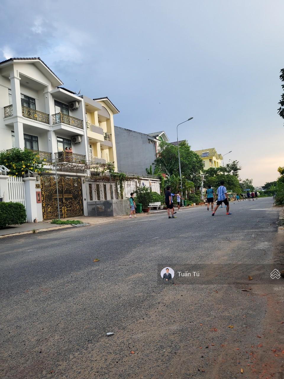 Cần bán biệt thự song lập, Đặng Thùy Trâm 10x20m, hoàn công đủ, gần mặt tiền, khu đồng bộ cao cấp