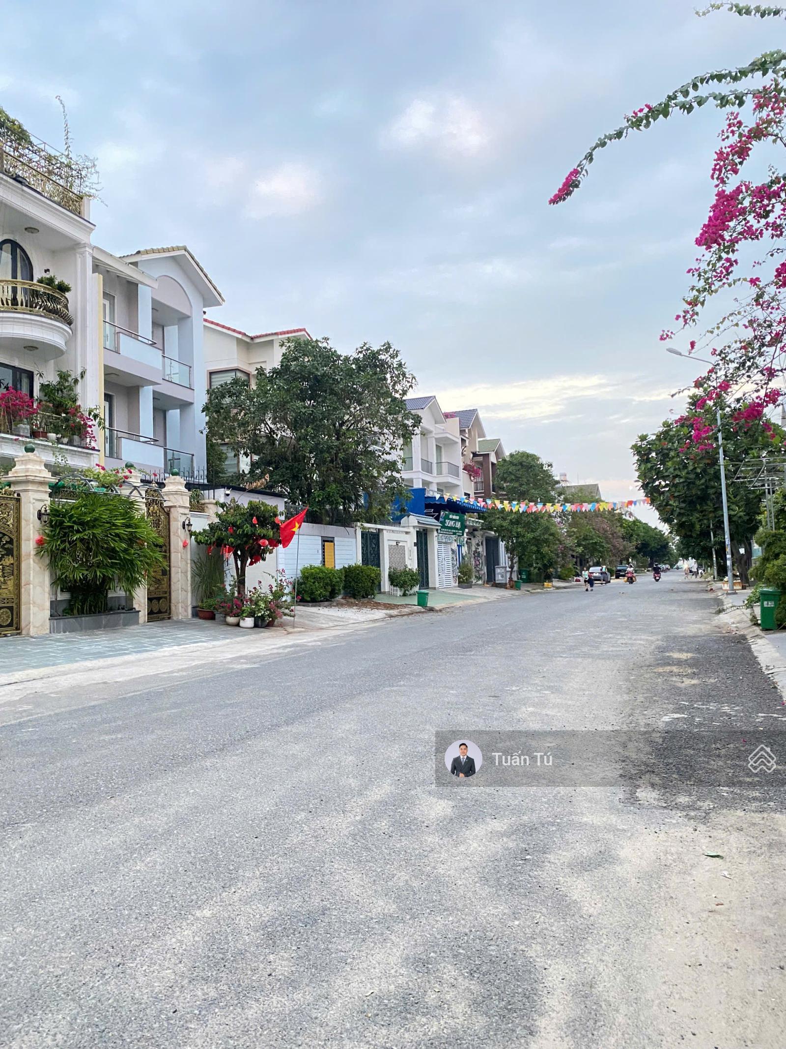 Cần bán biệt thự song lập, Đặng Thùy Trâm 10x20m, hoàn công đủ, gần mặt tiền, khu đồng bộ cao cấp