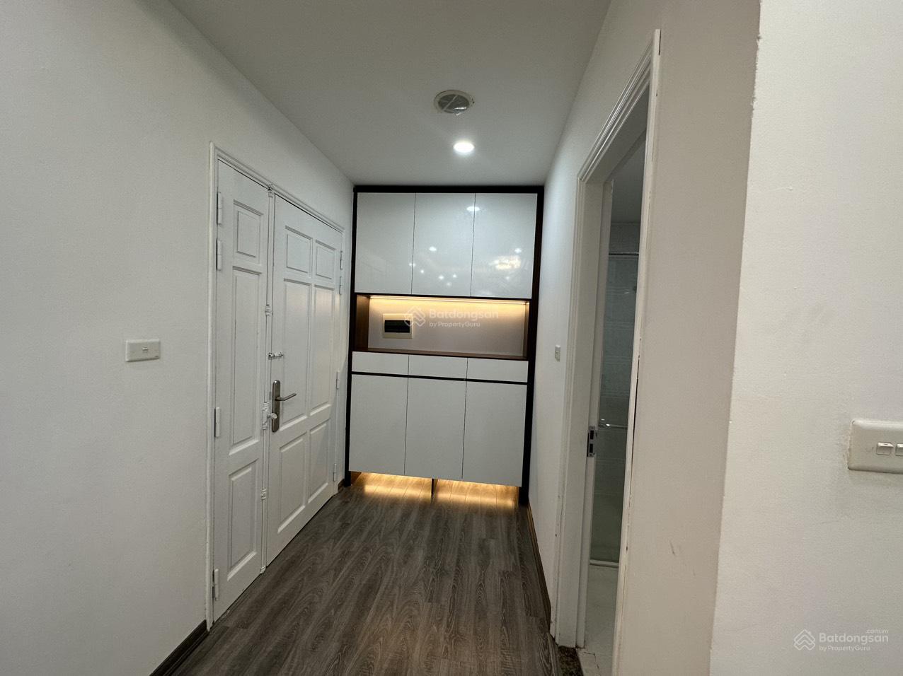Cần bán căn hộ 2PN có thể sửa thành 3PN hướng ban công Đông Nam tầng trung view đẹp có lốt xe ô tô