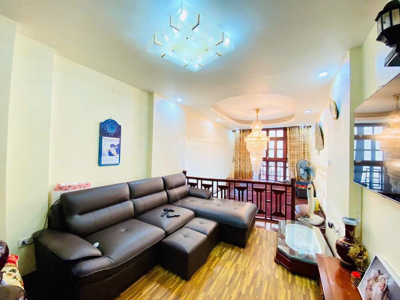 PHỐ QUẦN NGỰA MẶT NGÕ - NHÀ ĐẸP DÂN XÂY - Ô TÔ TRÁNH - GẦN PHỐ - DÂN TRÍ CAO.
Diện tích: 57m