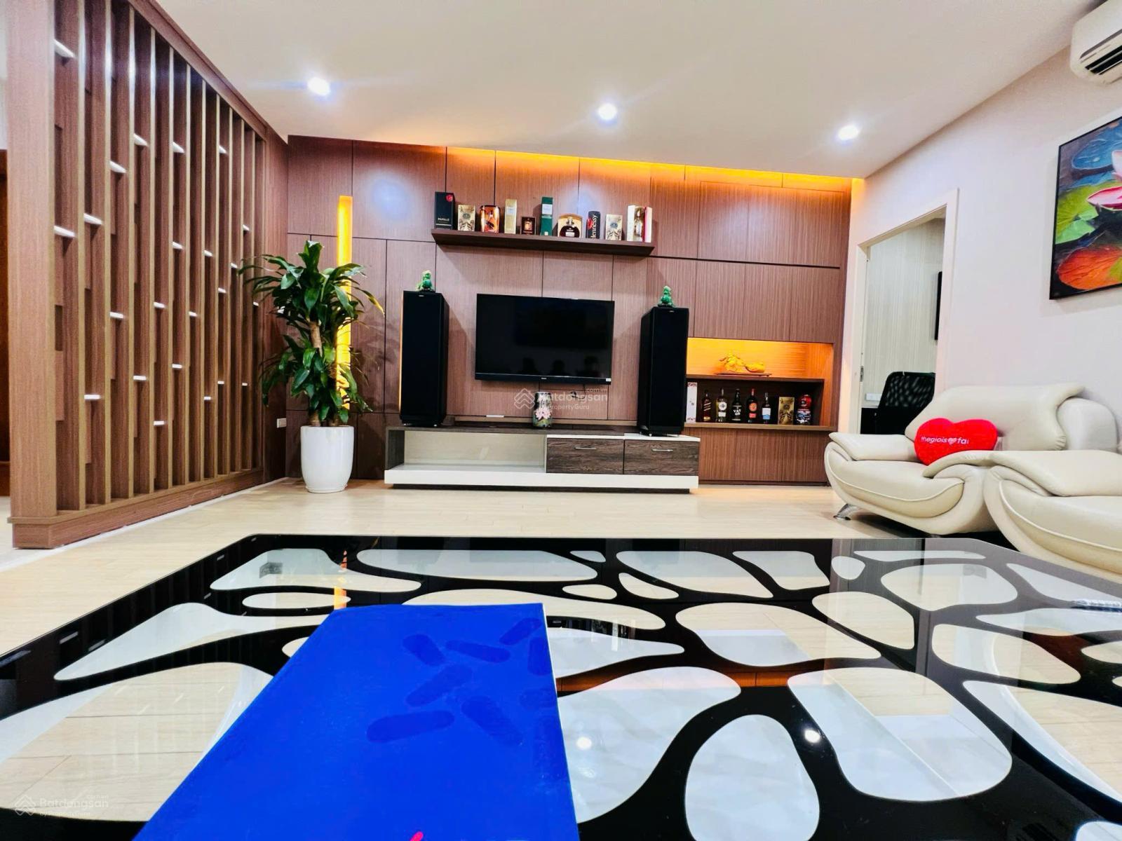 Eurowindow Multi Complex. Chủ nhà gửi bán căn góc 3PN, 2WC. DT: 139m2. Ban công ĐN. Gía: 10.9 tỷ