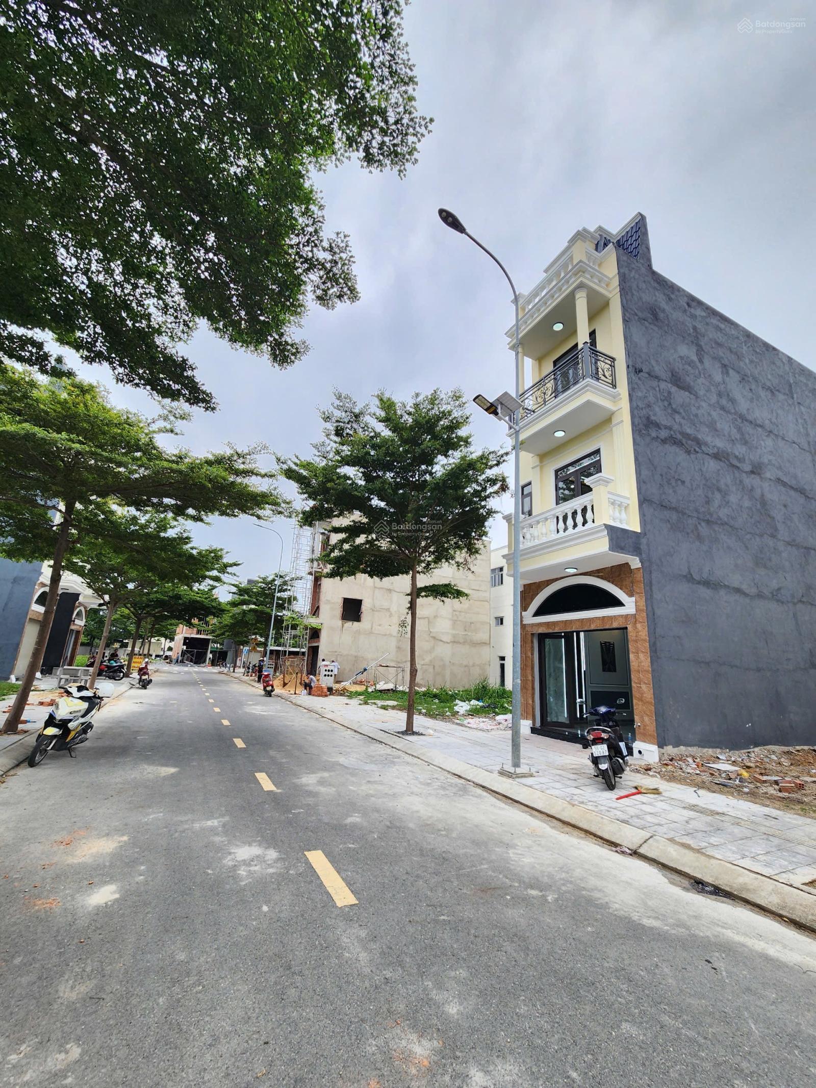 Nhà tân cổ điển cách Vincom 550 2,5km thuận tiện đi lại