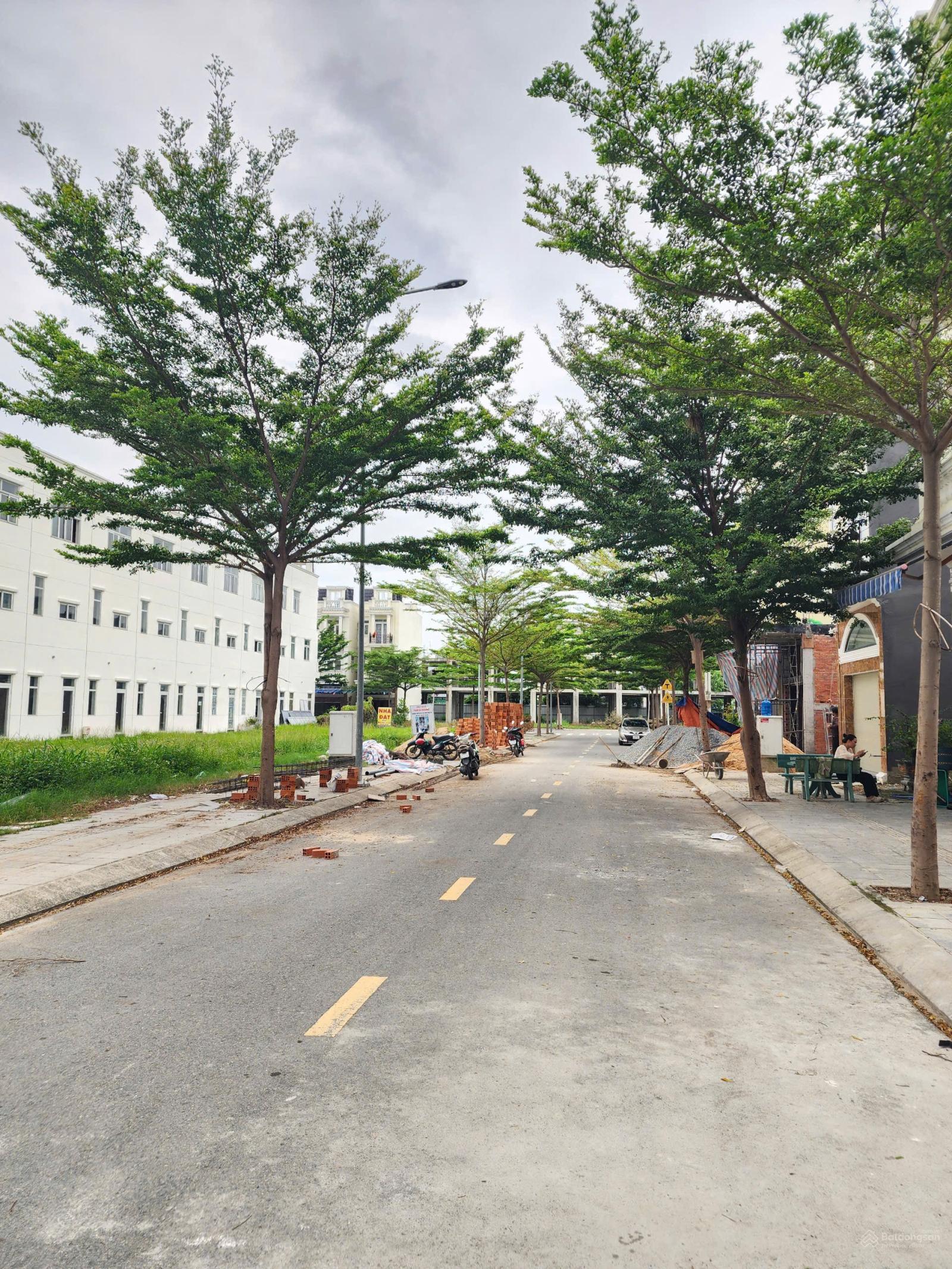 Nhà tân cổ điển cách Vincom 550 2,5km thuận tiện đi lại