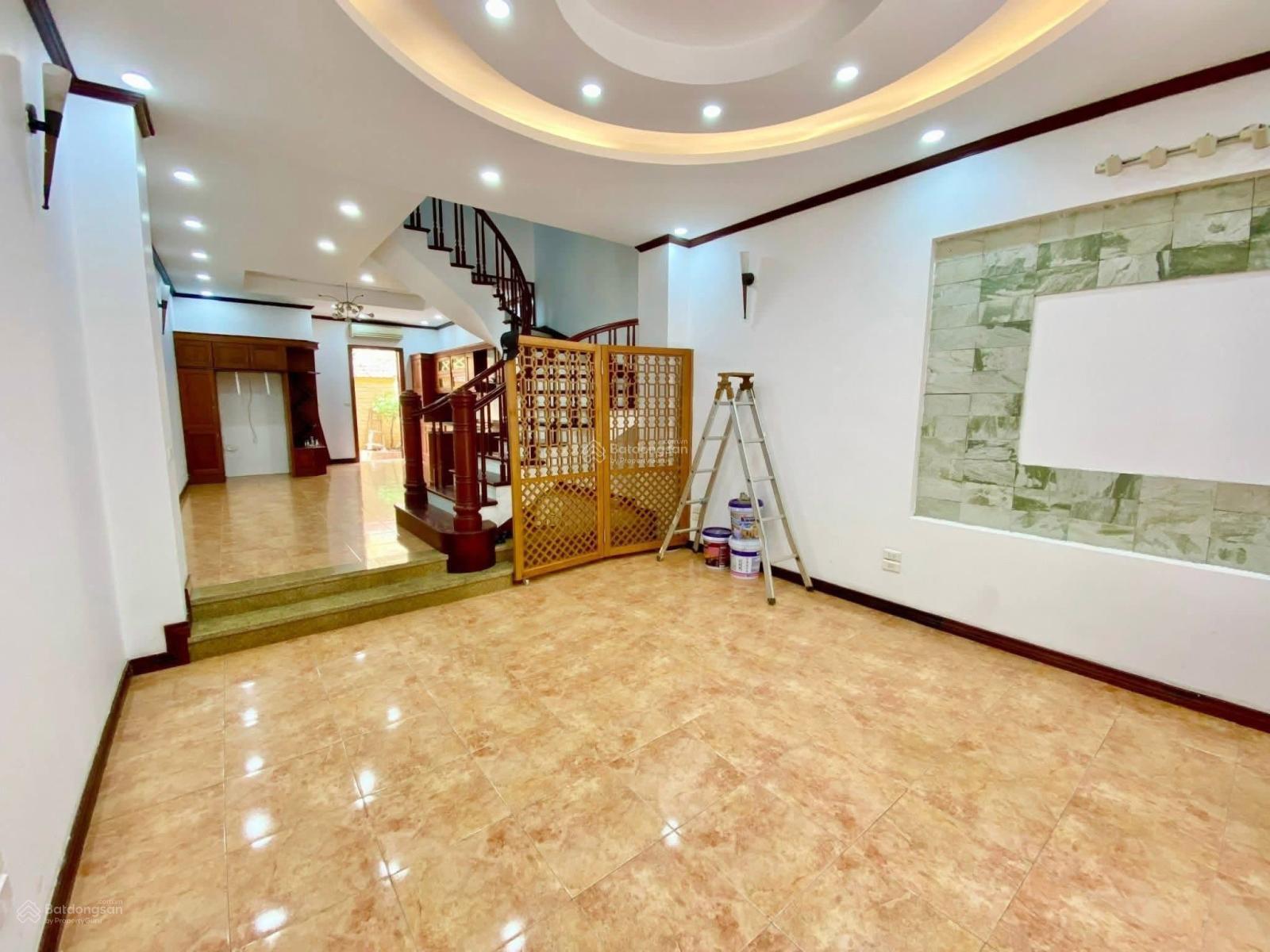 Cho thuê nhà nguyên căn Nguyễn Khánh Toàn - Cầu Giấy - DT 110m x 4 tàng - phân lô oto tránh- vỉa hè