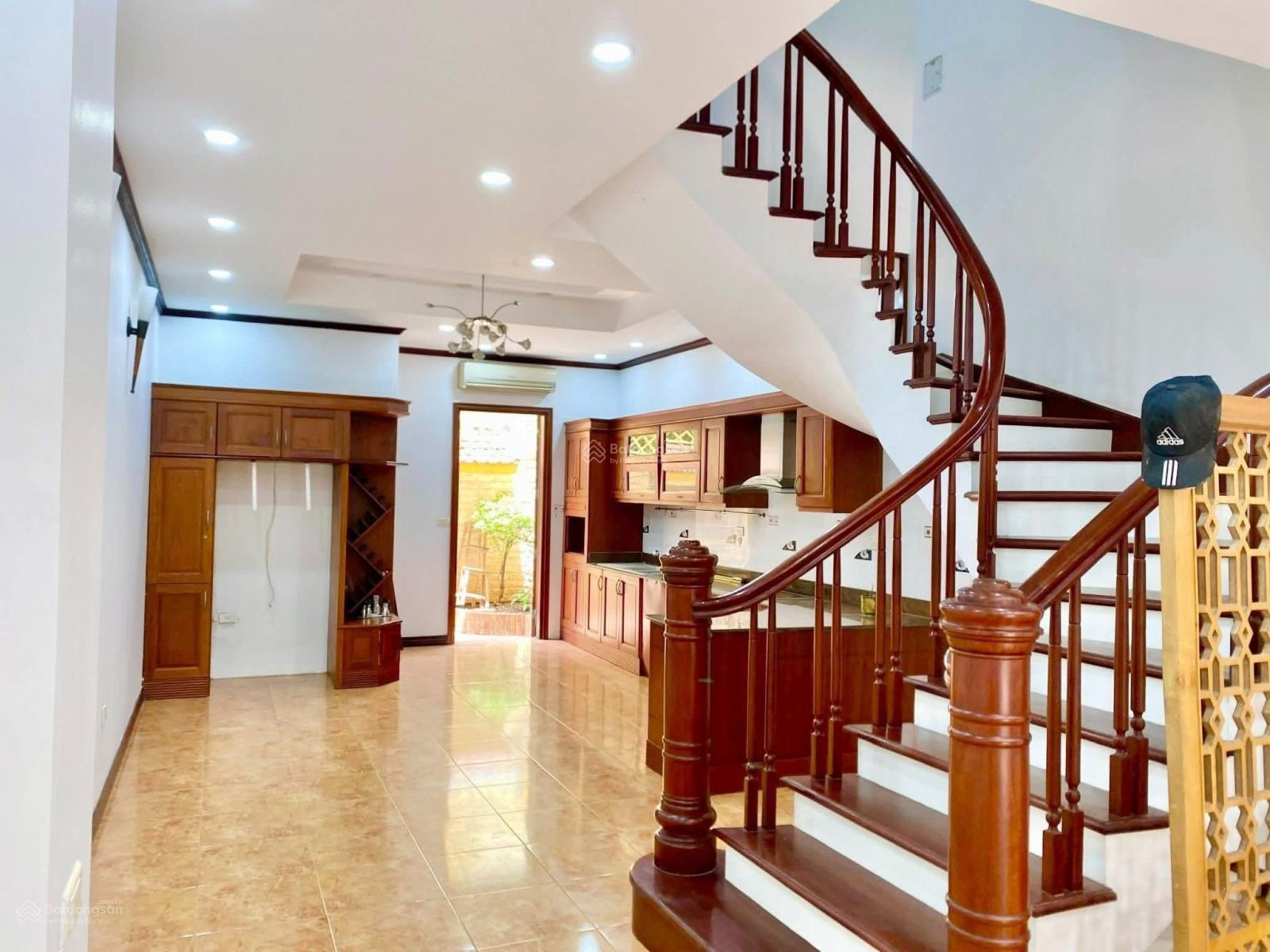 Cho thuê nhà nguyên căn Nguyễn Khánh Toàn - Cầu Giấy - DT 110m x 4 tàng - phân lô oto tránh- vỉa hè