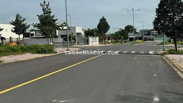 Chính chủ kẹt tiền cần bán gấp lô 200m2 giá 2tỷ8 ngay đường Lương Văn Nho, gần bưu điện. Sổ sẵn.