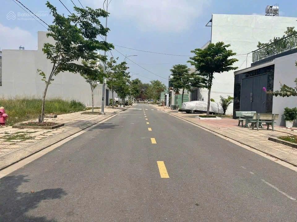 Chính chủ kẹt tiền cần bán gấp lô 200m2 giá 2tỷ8 ngay đường Lương Văn Nho, gần bưu điện. Sổ sẵn.