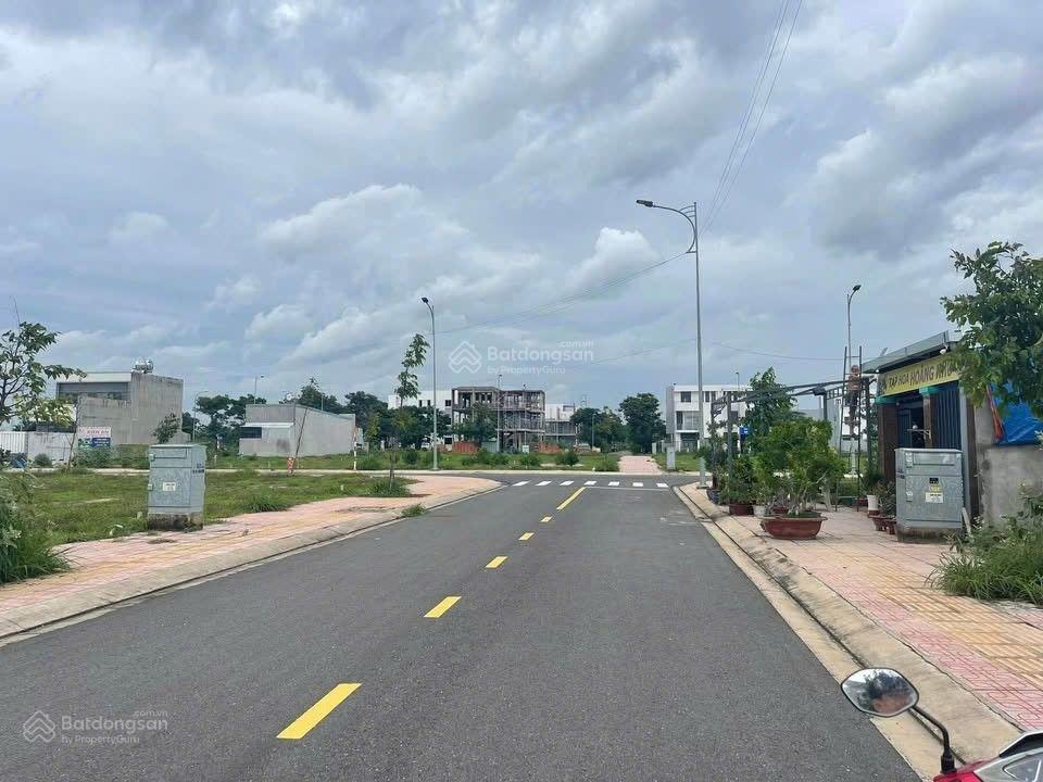 Chính chủ kẹt tiền cần bán gấp lô 200m2 giá 2tỷ8 ngay đường Lương Văn Nho, gần bưu điện. Sổ sẵn.