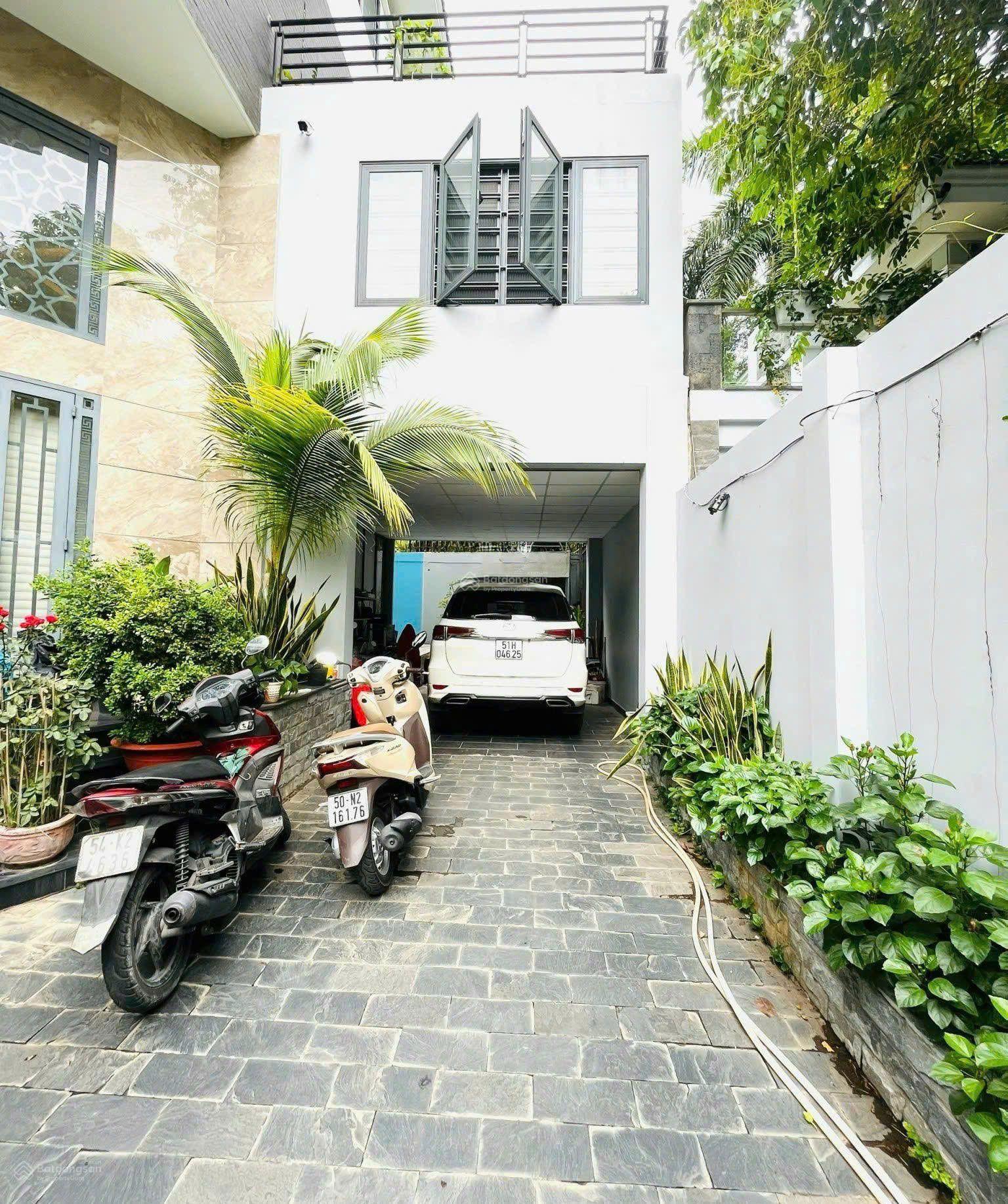Biệt thự Thảo Điền 20 x 20m 3 tầng hồ bơi, sân vườn rộng
