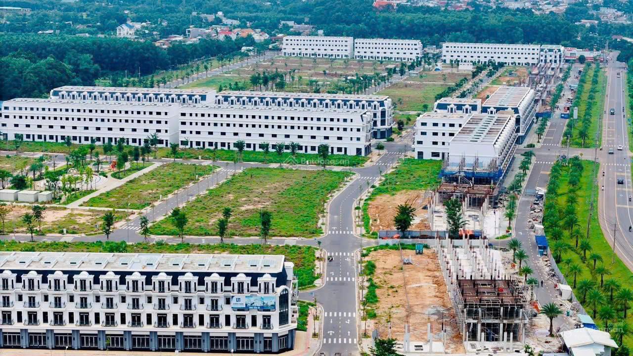 đóng lãi nên tôi ban gấp lô góc 120m2 Giá 2,55 tỷ. STC - ngay công viên. Đã có sổ. TC 100%