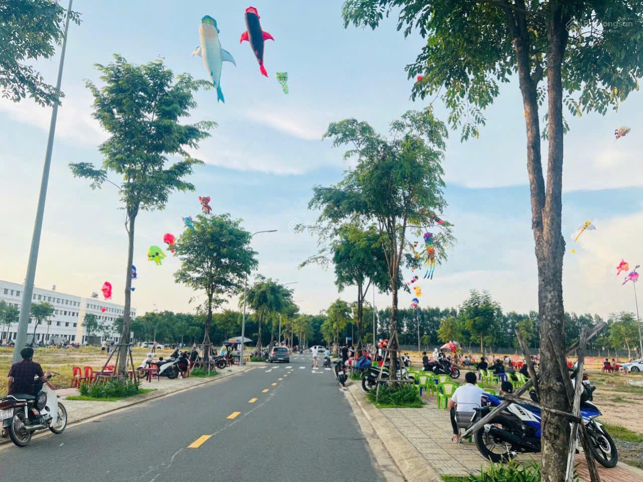 đóng lãi nên tôi ban gấp lô góc 120m2 Giá 2,55 tỷ. STC - ngay công viên. Đã có sổ. TC 100%