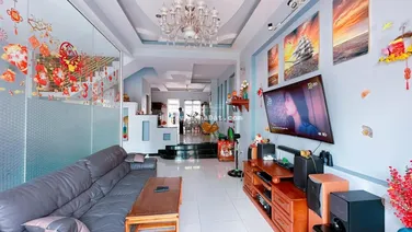 Nhà tương đối mới, kết cấu kiên cố, đường rộng, giao thông thuận tiện