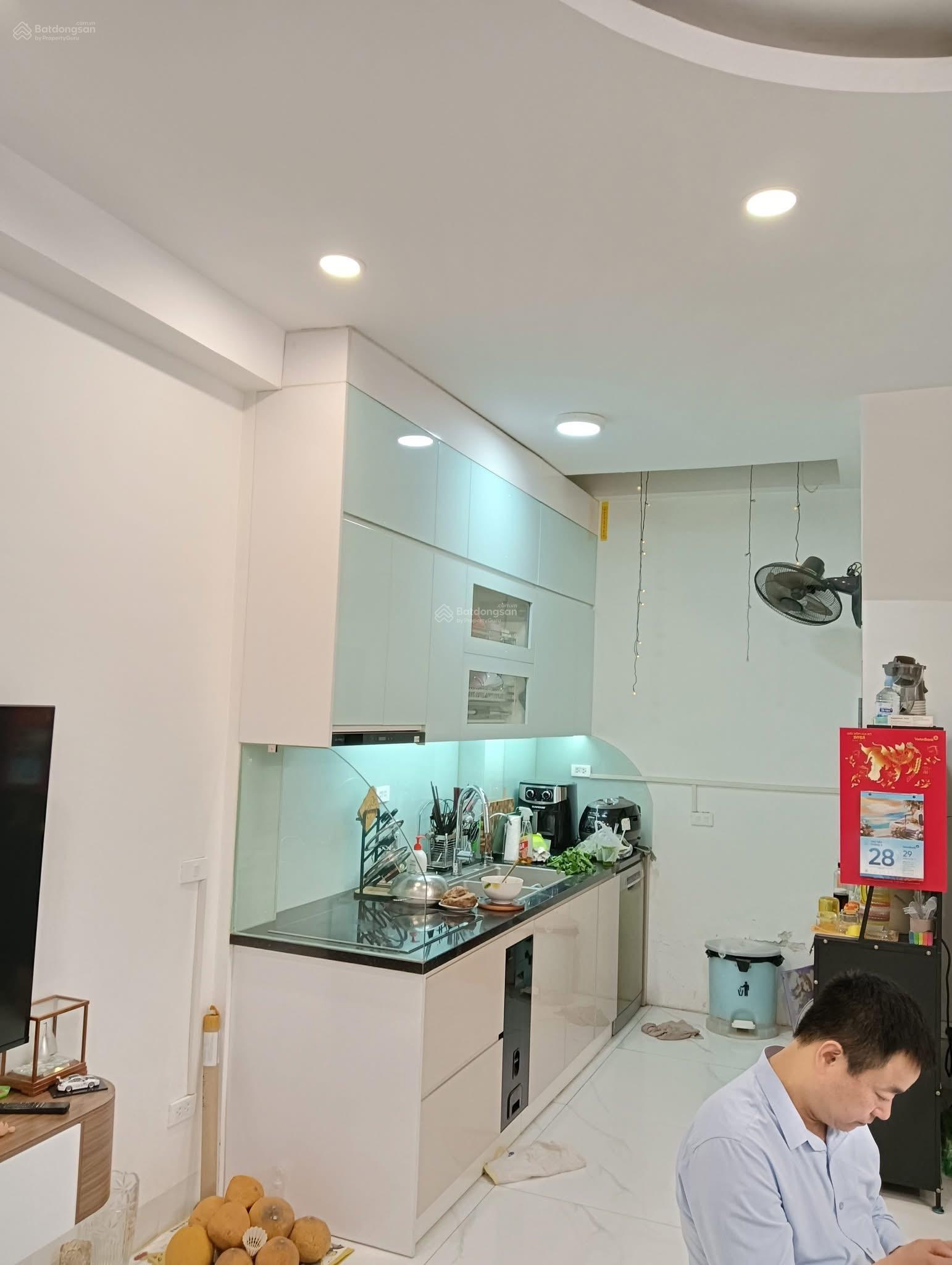 Siêu hót tại Cầu Giấy, Nguyễn Khang, chủ nhà cần bán gấp nhà đẹp mặt tiền rộng