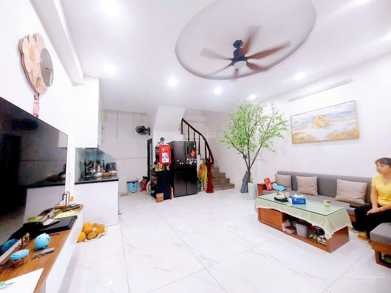 Siêu hót tại Cầu Giấy, Nguyễn Khang, chủ nhà cần bán gấp nhà đẹp mặt tiền rộng