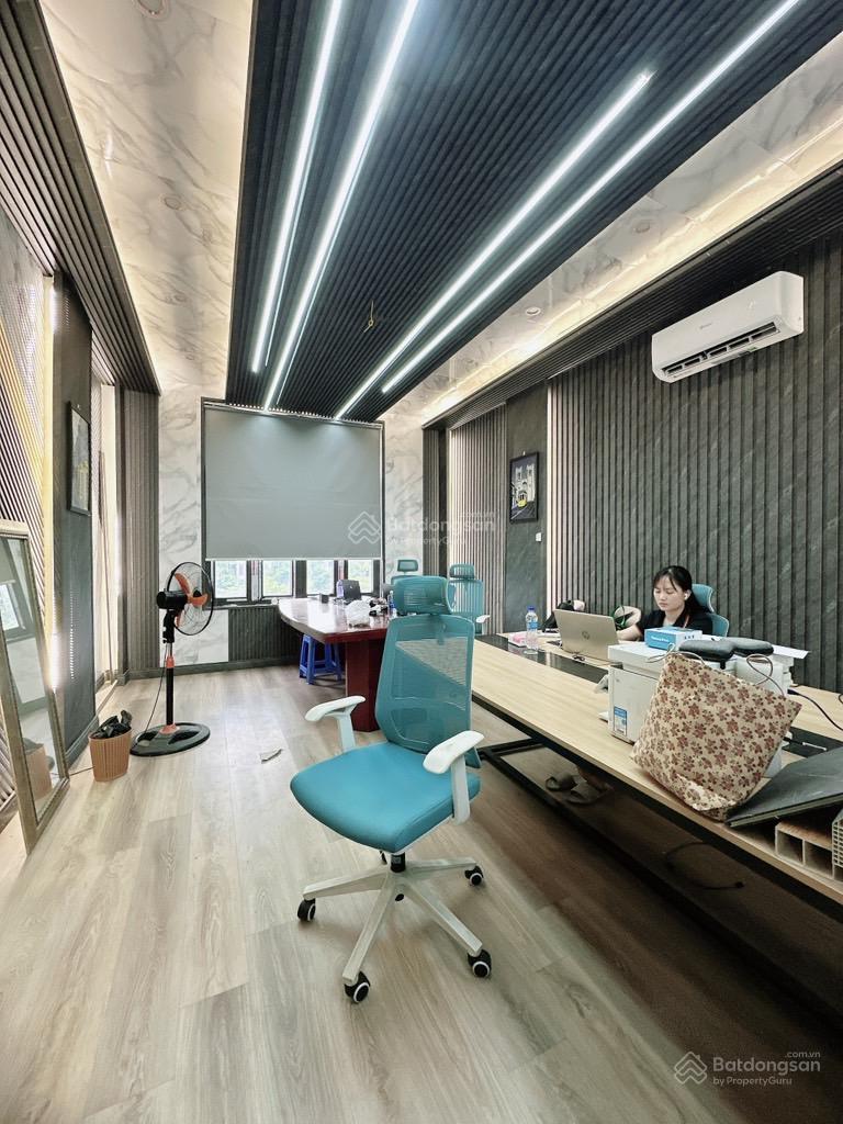 Bán nhà mặt phố Nguyễn Văn Linh, vỉa hè, diện tích 51m, mt 4m giá 15.7 tỷ