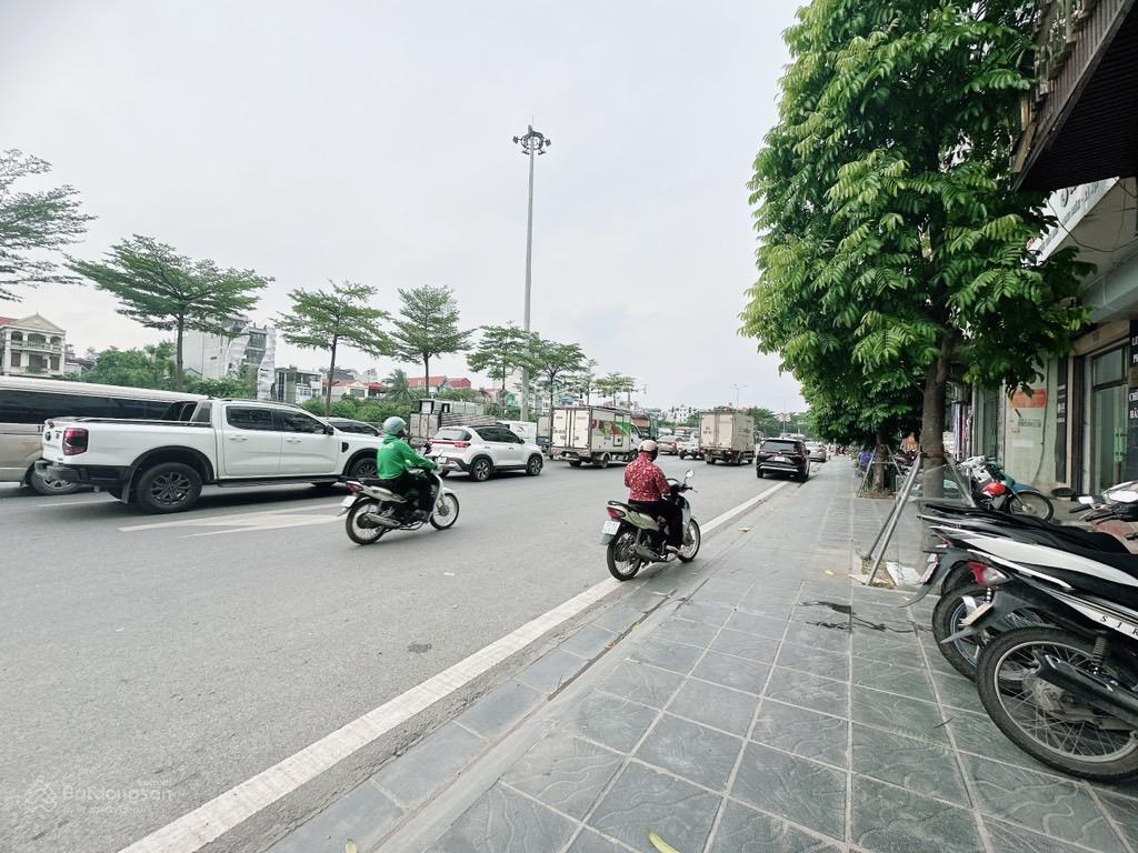 Bán nhà mặt phố Nguyễn Văn Linh, vỉa hè, diện tích 51m, mt 4m giá 15.7 tỷ