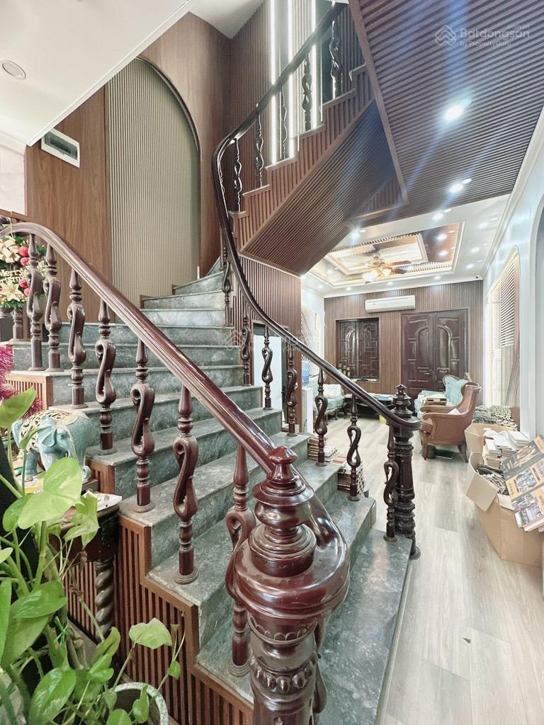 Bán nhà mặt phố Nguyễn Văn Linh, vỉa hè, diện tích 51m, mt 4m giá 15.7 tỷ