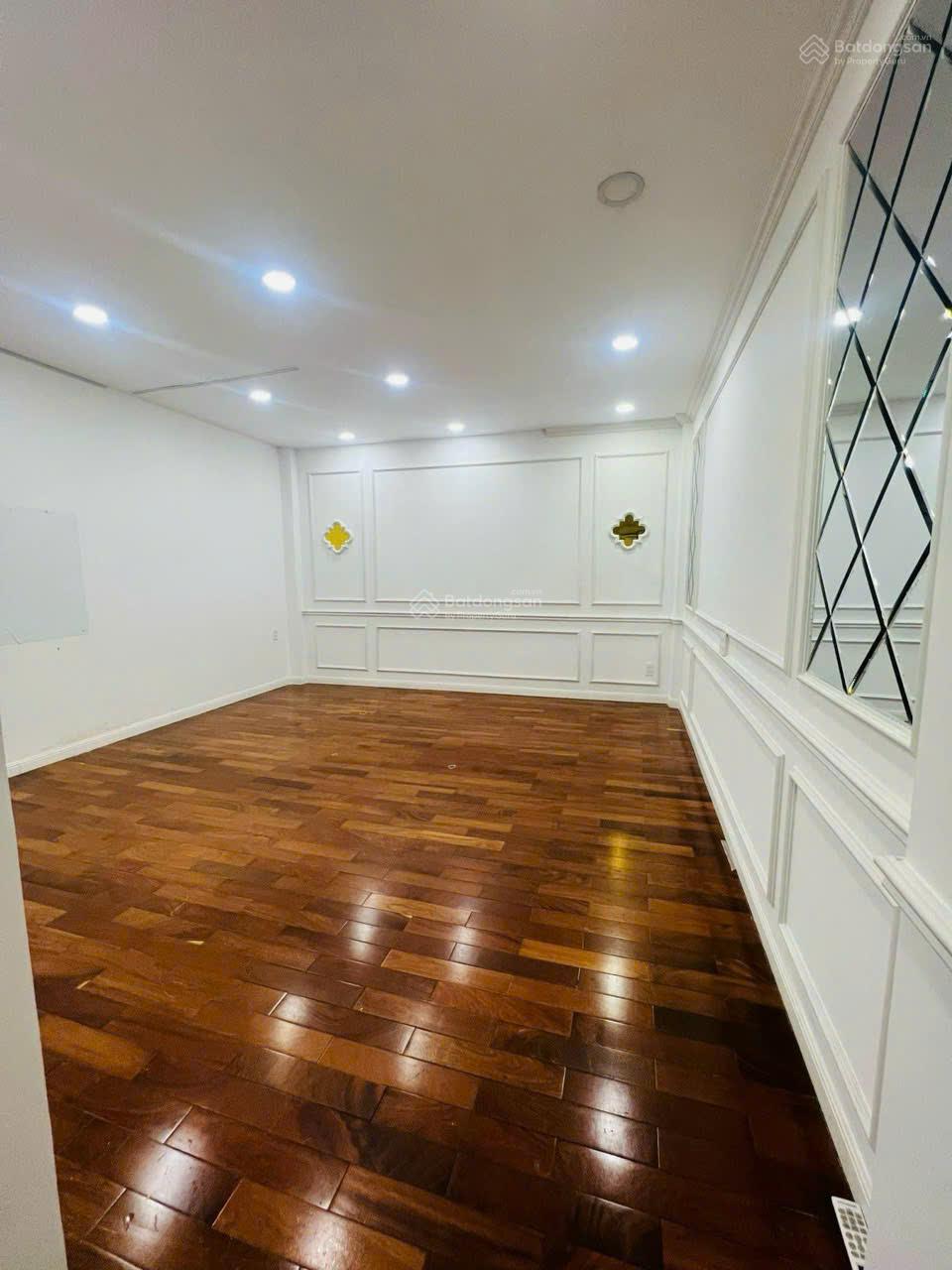 HÀNG HIẾM - NHÀ ỐP KÍNH CỰC SANG  Góc 2 MT 218A Cao Thắng - Tổng 360M2 Sàn  Chỉ 50 triệu / tháng
