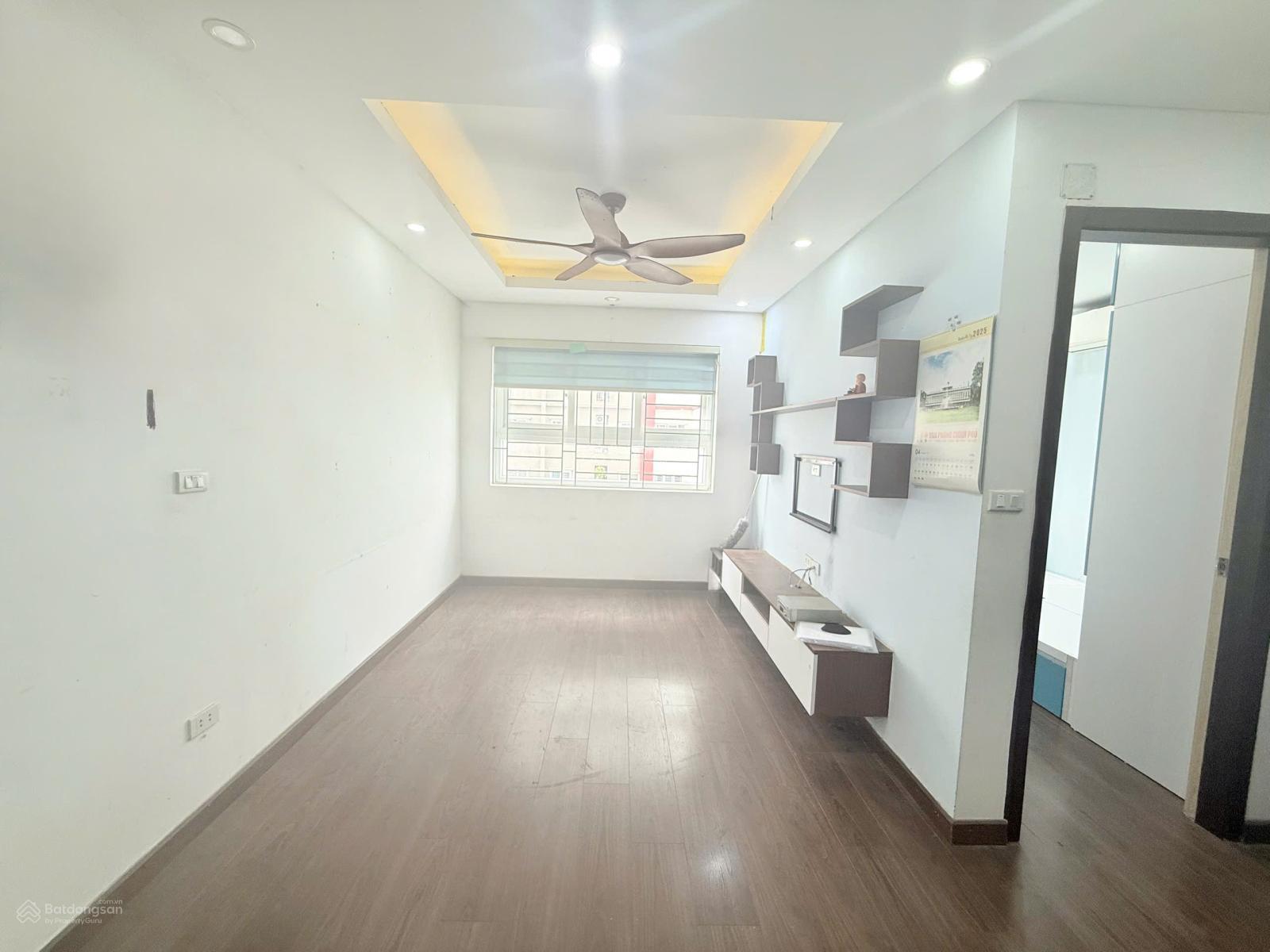 Cần bán gấp căn hộ chung cư Thanh Hà, 62m2, giá hơn 2,4 tỷ.