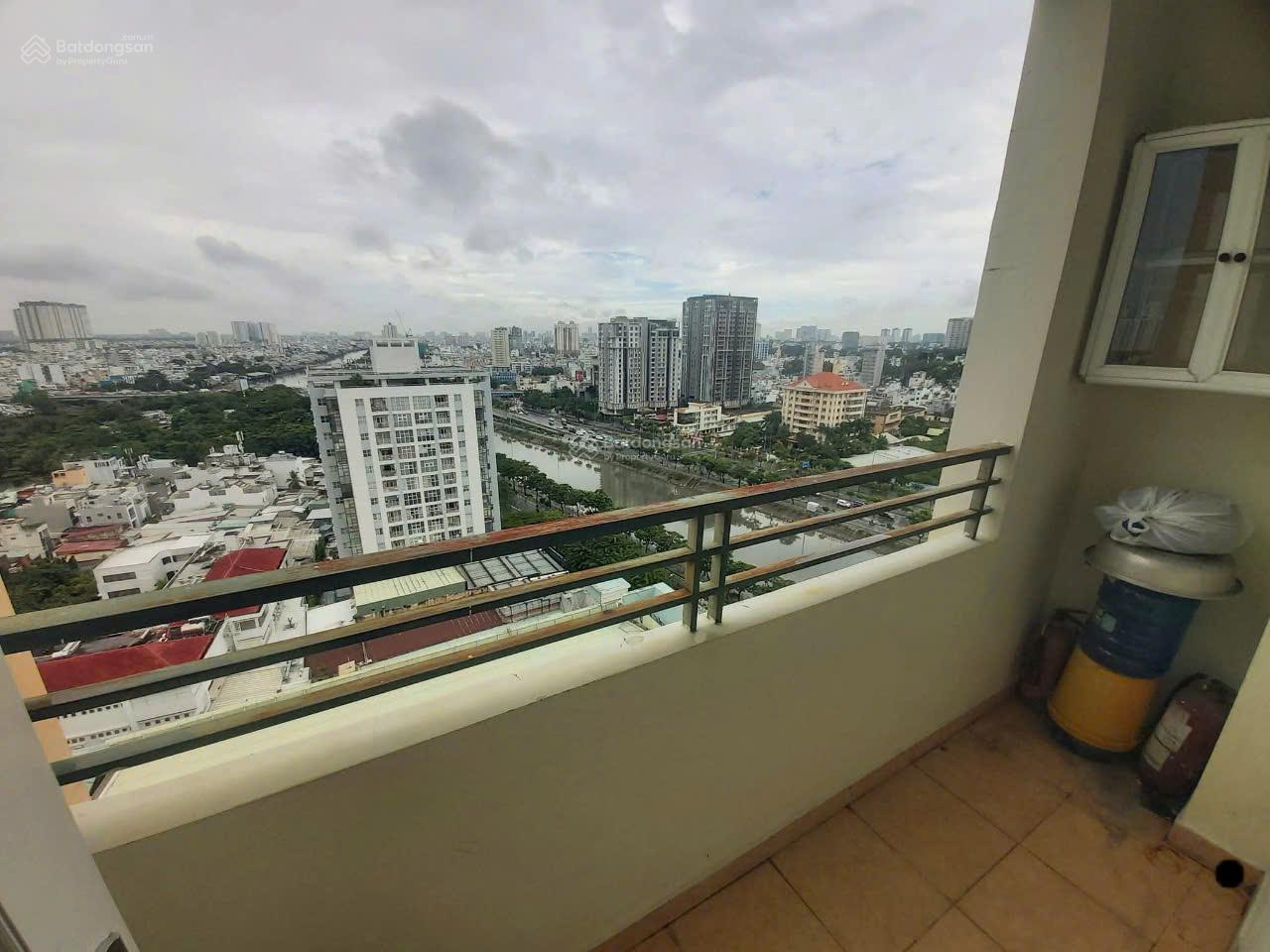 CC Bến Vân Đồn 11 triệu,2PN, Ntcb, Ngay Trung Tam, View đẹp, tầng cao, Gọi: 0938 231 *** ( Oanh)