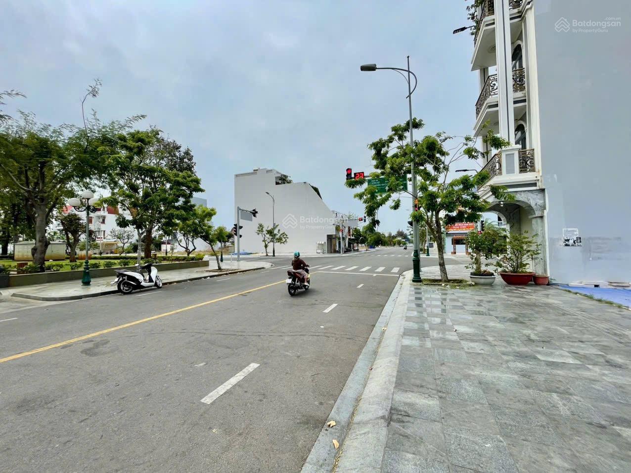 Bán lô A4 hướng biển, gần công viên Hoà Bình. Diện tích 140m2 (7x20m) Bán lô A4 hướng biển, gần công viên Hoà Bình. Diện tích 140m2 (7x20m)
