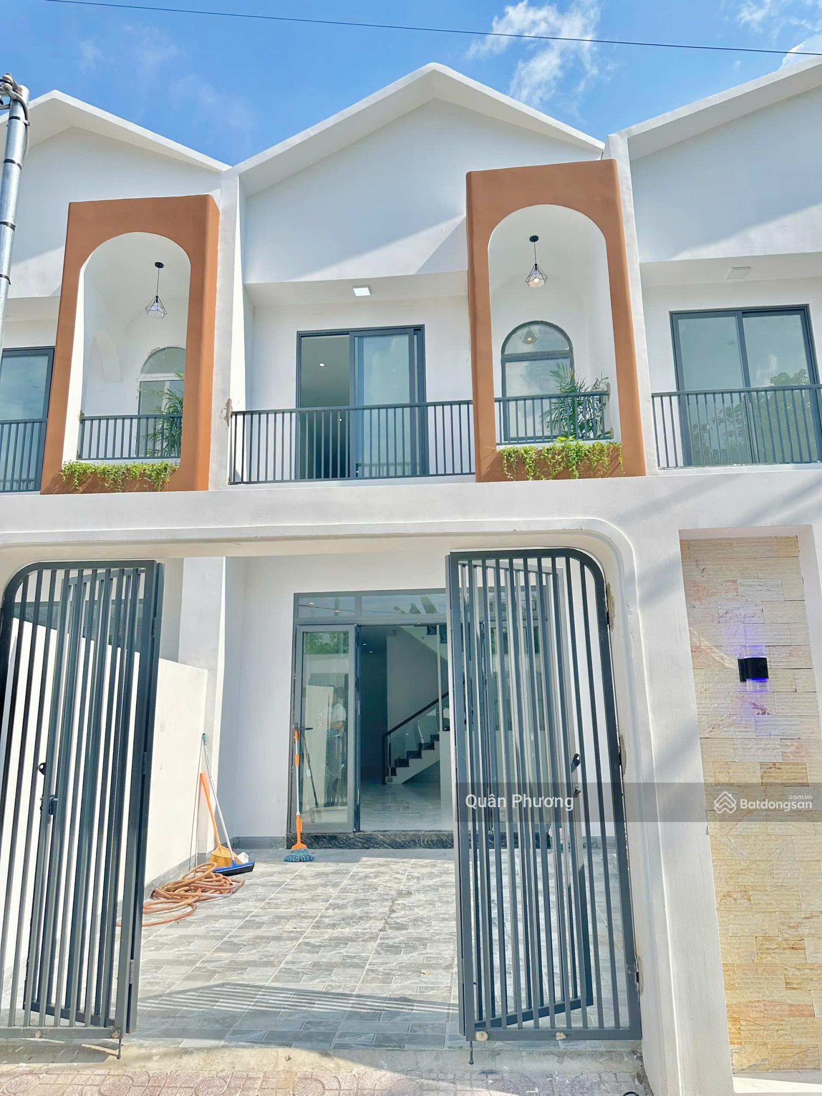 Bán Gấp Nhà 1 Trệt 1 Lầu Sân Xe Hơi ngay chợ Thạnh Phú Sổ Riêng Thổ Cư, TT 500tr Nhận Nhà Ở Ngay