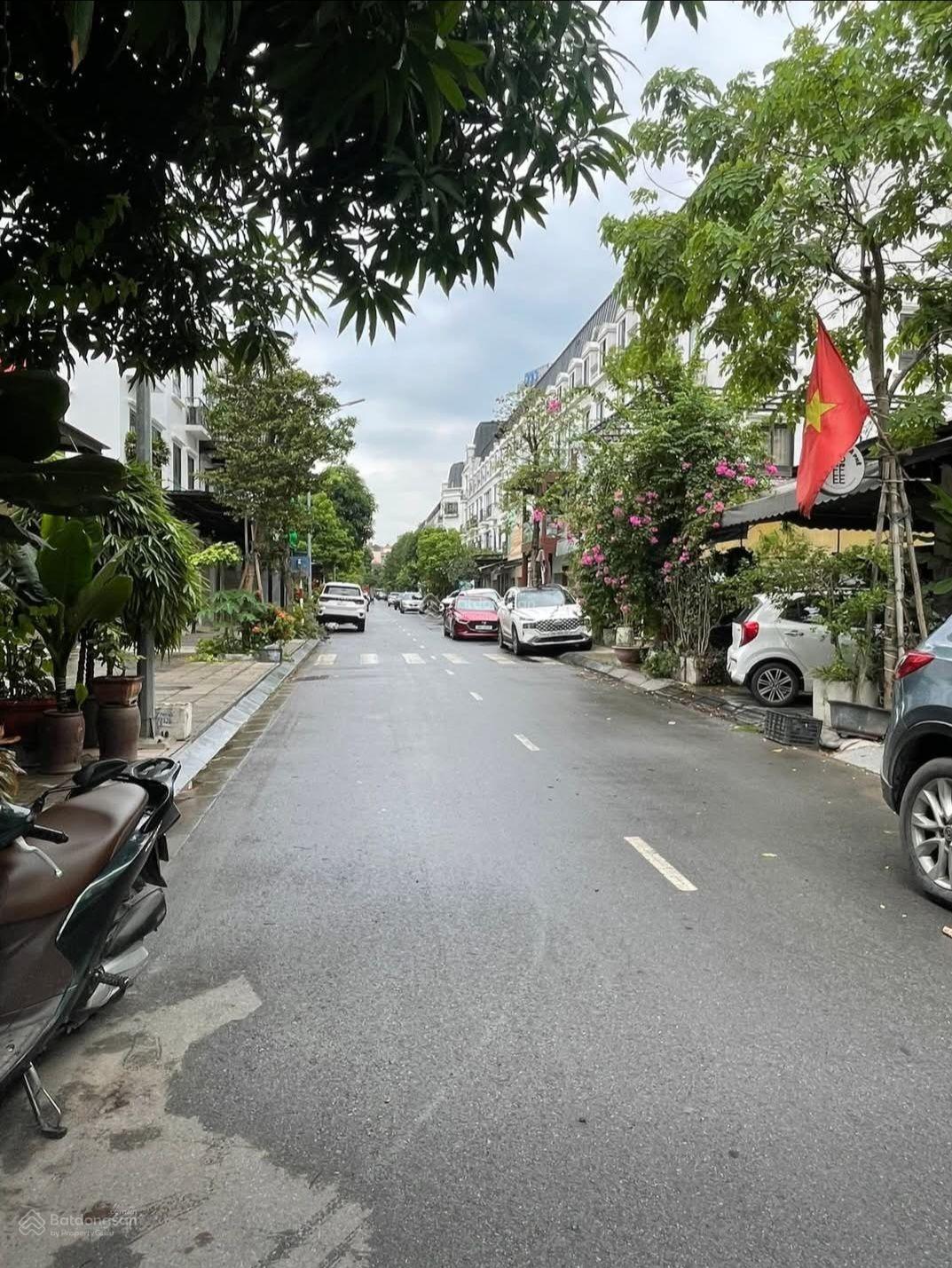 Bán nhà liền kề La Casta tại khu đô thị Văn Phú Hà Đông: DT 72m2, 5 tầng, ô tô vào nhà, kinh doanh