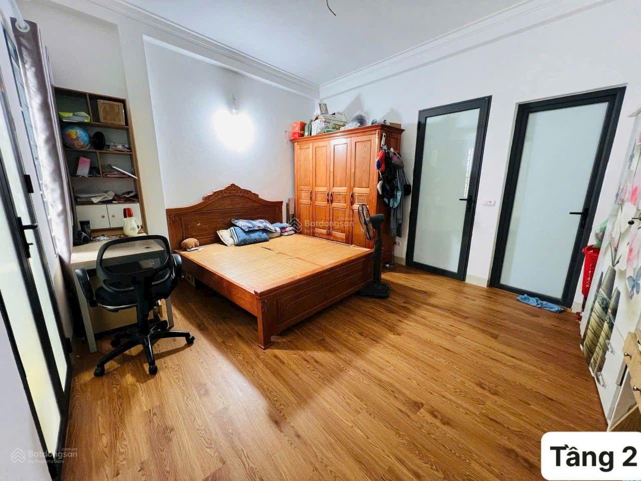 LÔ GÓC Ô TÔ ĐỖ CỬA 100 M Ô TÔ TRÁNH ---'THÔNG BÀN CỜ --,PHỐ TRẠM---' LONG BIÊN