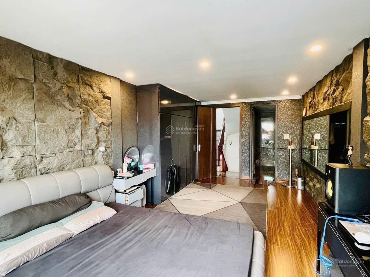 Bán nhà Việt Hưng nhỉnh 7tỷ, cần bán gấp nhà 6tầng, diện tích 40m, full nội thất, ô tô đỗ trong sân
