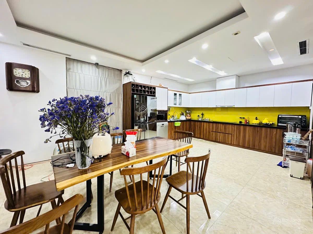 Bán Gấp Biệt Thự Tứ Hiệp - Thanh Trì. 215m. 4 Tầng . MT 14m. Giá 66 Tỷ. Có bớt. Giá đầu tư.