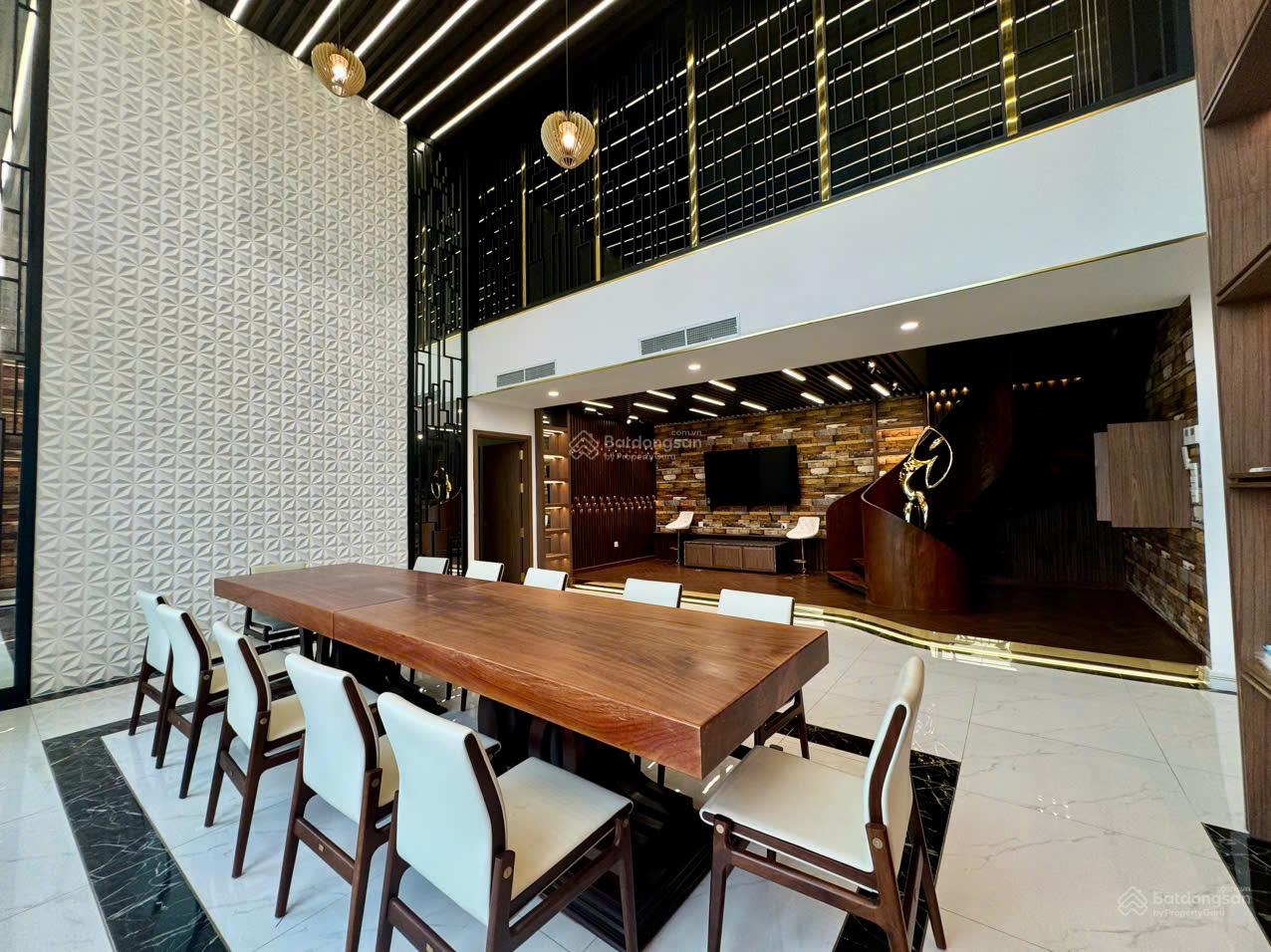 Bán gấp penthouse Vista Verde view sông SG, sổ hồng, nội thất hoàn thiện mới 100% giá chỉ 28.5 tỷ