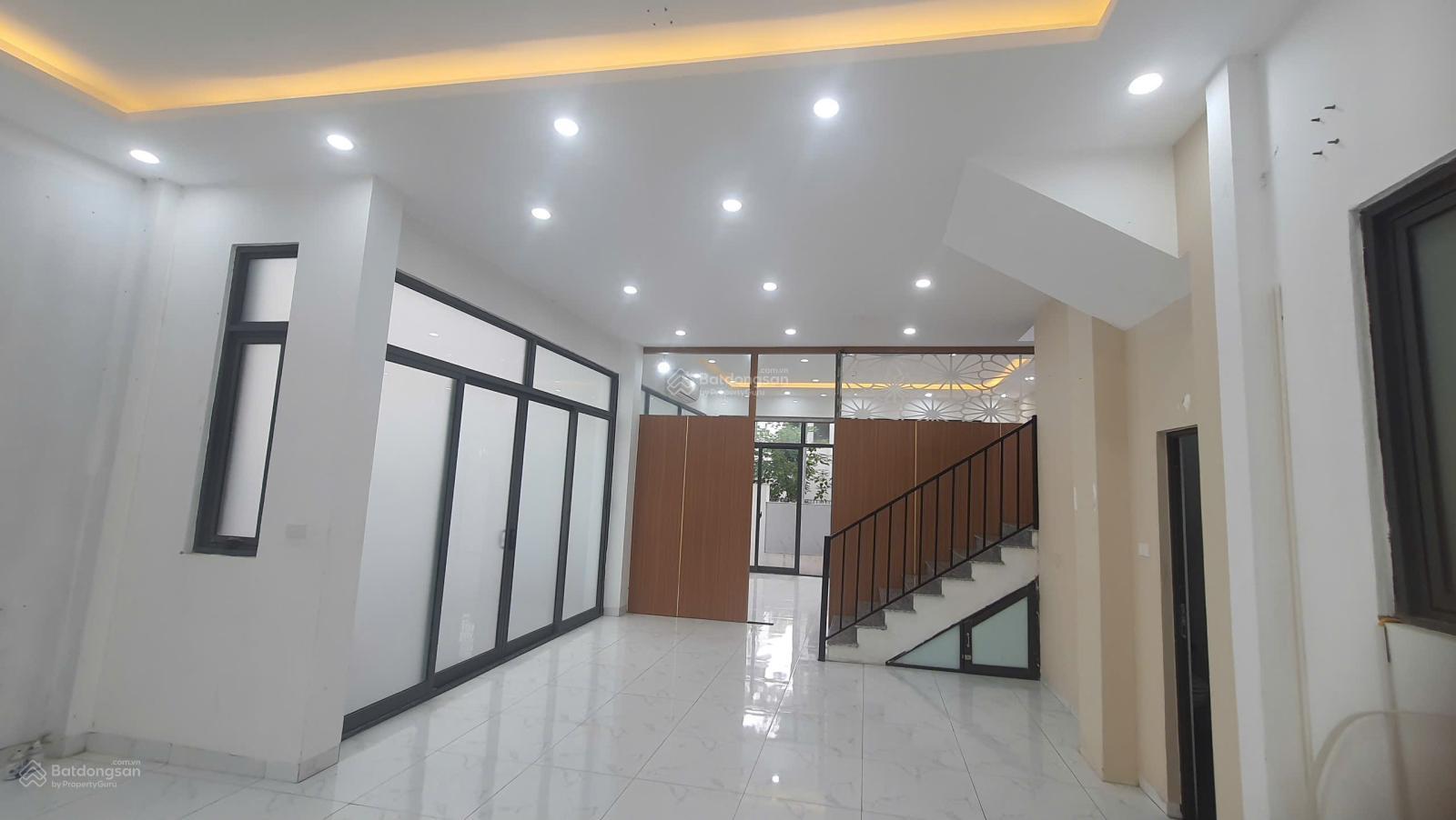 Cho thuê nhà KĐT Dương Nội, DT 180m2, 4 tầng thông sàn, điều hòa, ô tô đỗ thoải mái