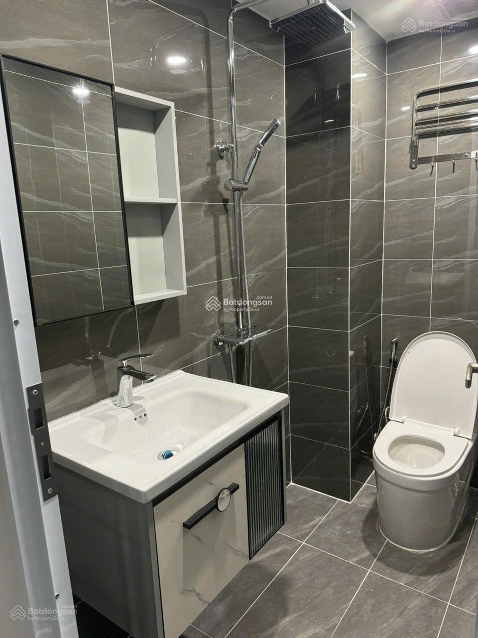 Cho thuê nhà nguyên căn đường Yên Thế, Tân Bình. DT: 8x20m, trệt 3 lầu. Nhà mới sẵn máy lạnh