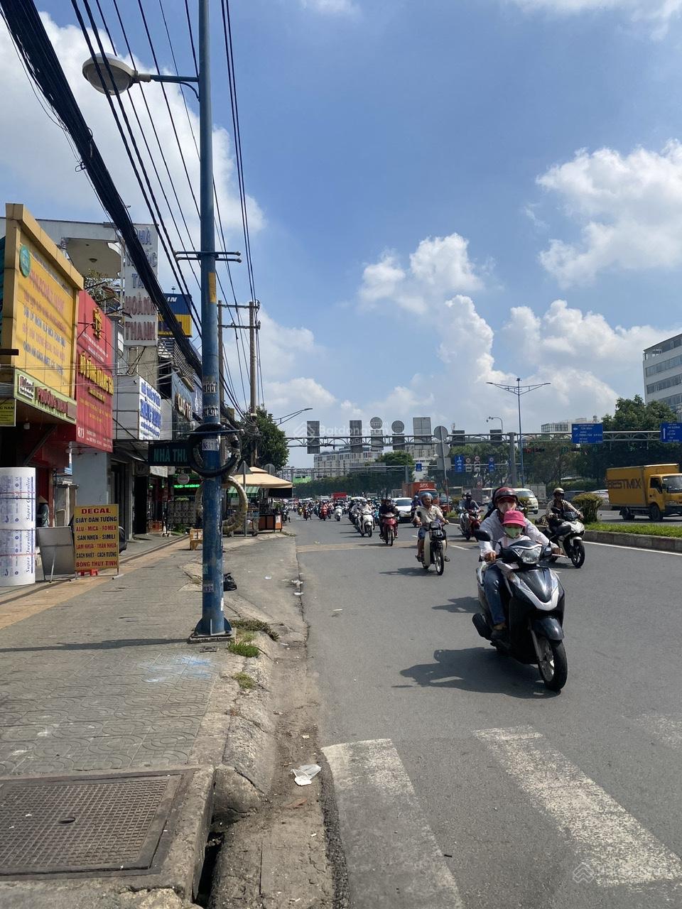 29,8 tỷ. DT 436 m2. Bán gấp nhà mặt tiền Trường Chinh, 5 x 85m, có dòng tiền sẵn