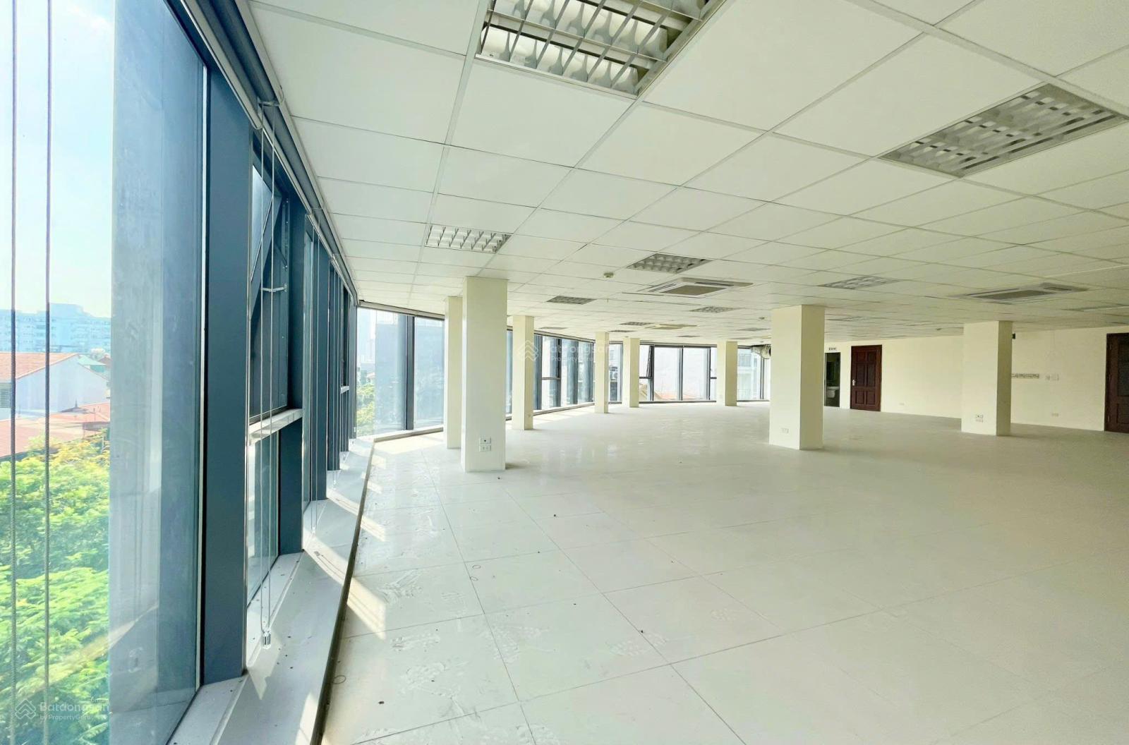 Chính chủ cần cho thuê sàn lô góc 3 mặt tiền tòa building mặt phố Khúc Thừa Dụ - 200m2 giá tốt