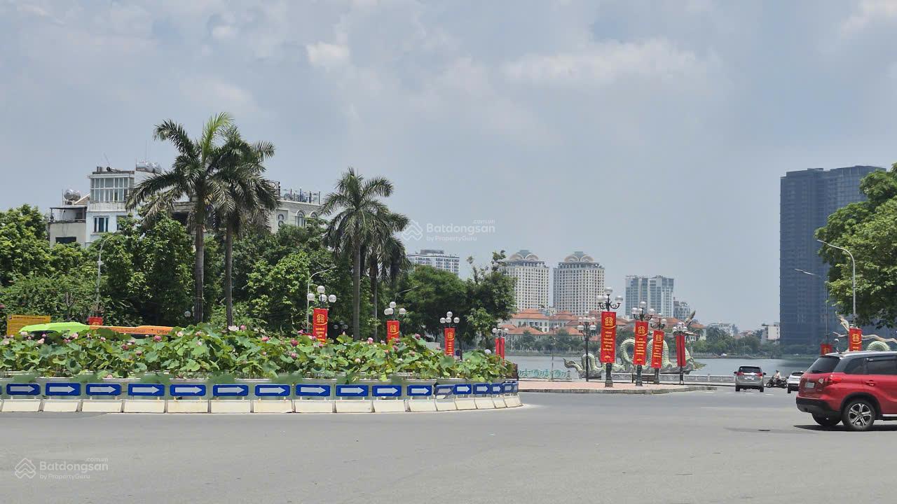 Mặt phố Lạc Long Quân, view Hồ Tây, vỉa hè đá bóng, 2 mặt tiền, DT: 166.5m2, MT: 6,2m. KD đa ngành