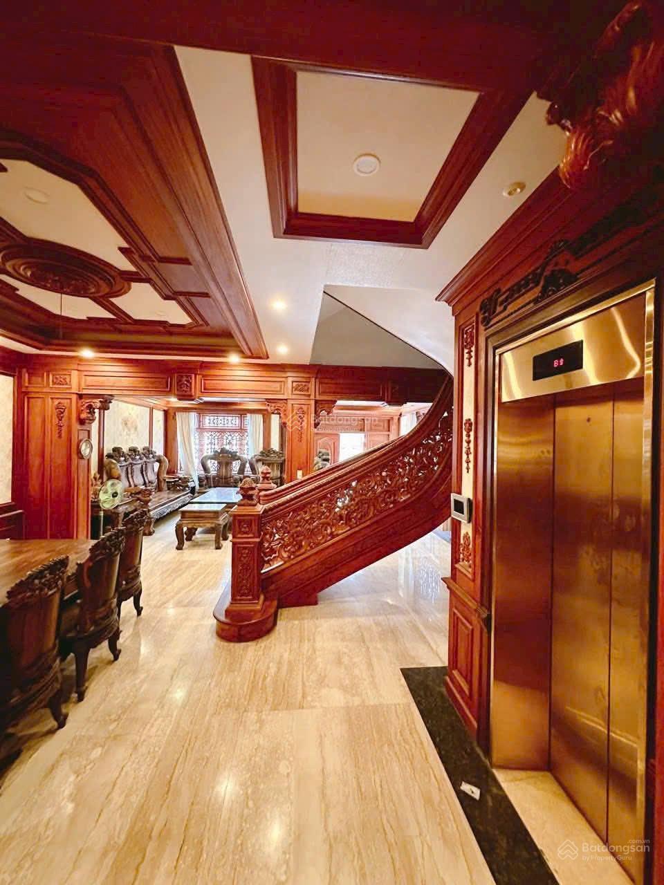 Bán biệt thự Tân Bình gỗ quý siêu sang, hầm 3 lầu ST, DT 12x24m, nội thất đỉnh cao Giá đầu tư tốt