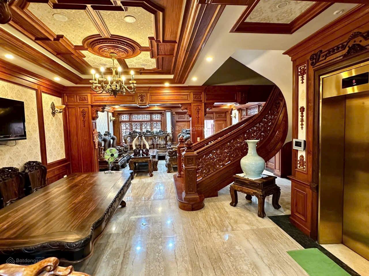 Bán biệt thự Tân Bình gỗ quý siêu sang, hầm 3 lầu ST, DT 12x24m, nội thất đỉnh cao Giá đầu tư tốt